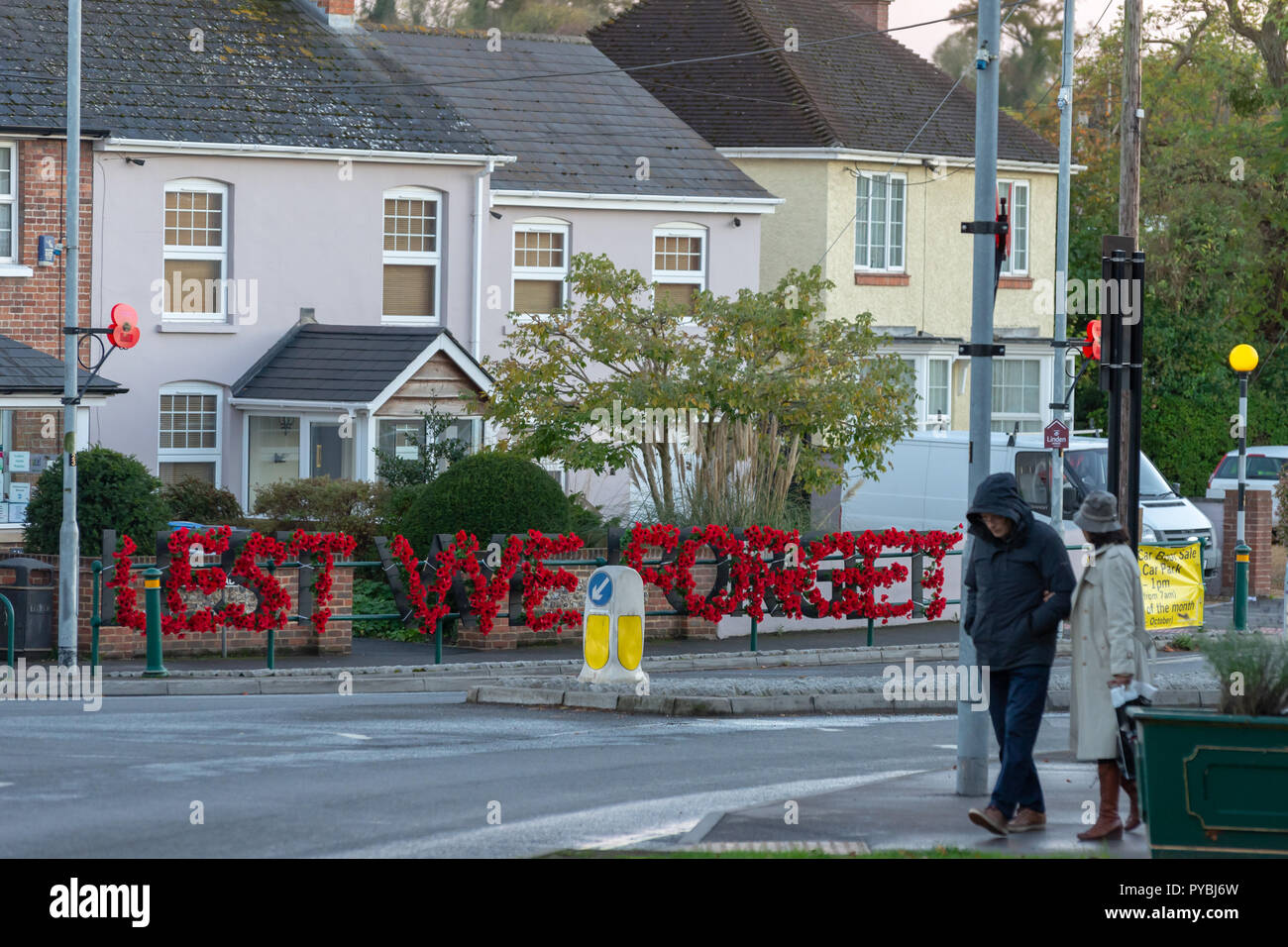 Amesbury, Wiltshire, Royaume-Uni. 26Th Oct 2018. Un hommage floral coquelicot par la branche locale de la Légion a apparu sur un rond-point dans le centre de Amesbury, Wiltshire, l'hommage floral énonce les mots pour ne pas oublier. WW1 100 ans. Credit : Mark Clemas Photography/Alamy Live News Banque D'Images