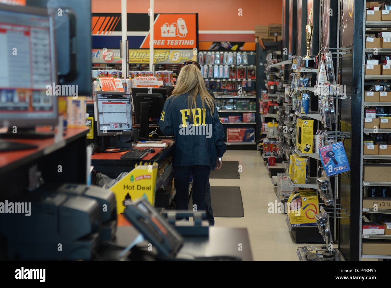 En Floride, aux États-Unis. 26 octobre 2018. Une vue générale à Auto Zone où le mail bombing suspect a été arrêté plus tôt aujourd'hui que le FBI enquête sur la scène le 26 octobre 2018 dans Plantation en Floride. MPI04/MediaPunch crédit 2018 NEW YORK NEWS DALY PAPIERS ! Credit : MediaPunch Inc/Alamy Live News Banque D'Images