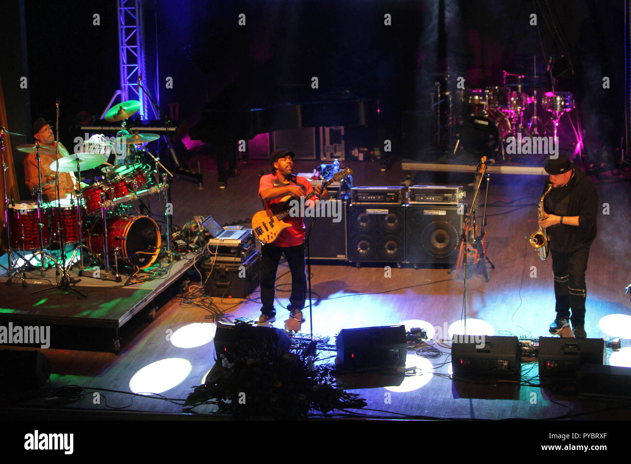 Prerov, République tchèque. 26Th Oct, 2018. Les musiciens nous Victor Wooten (centre), Dennis Chambers (gauche) et Bob Franceschini (droite) effectuer pendant la festival de jazz tchécoslovaque (CSJF) dans la région de Prerov, République tchèque, le 26 octobre 2018. Credit : Libor Teichmann/CTK Photo/Alamy Live News Banque D'Images