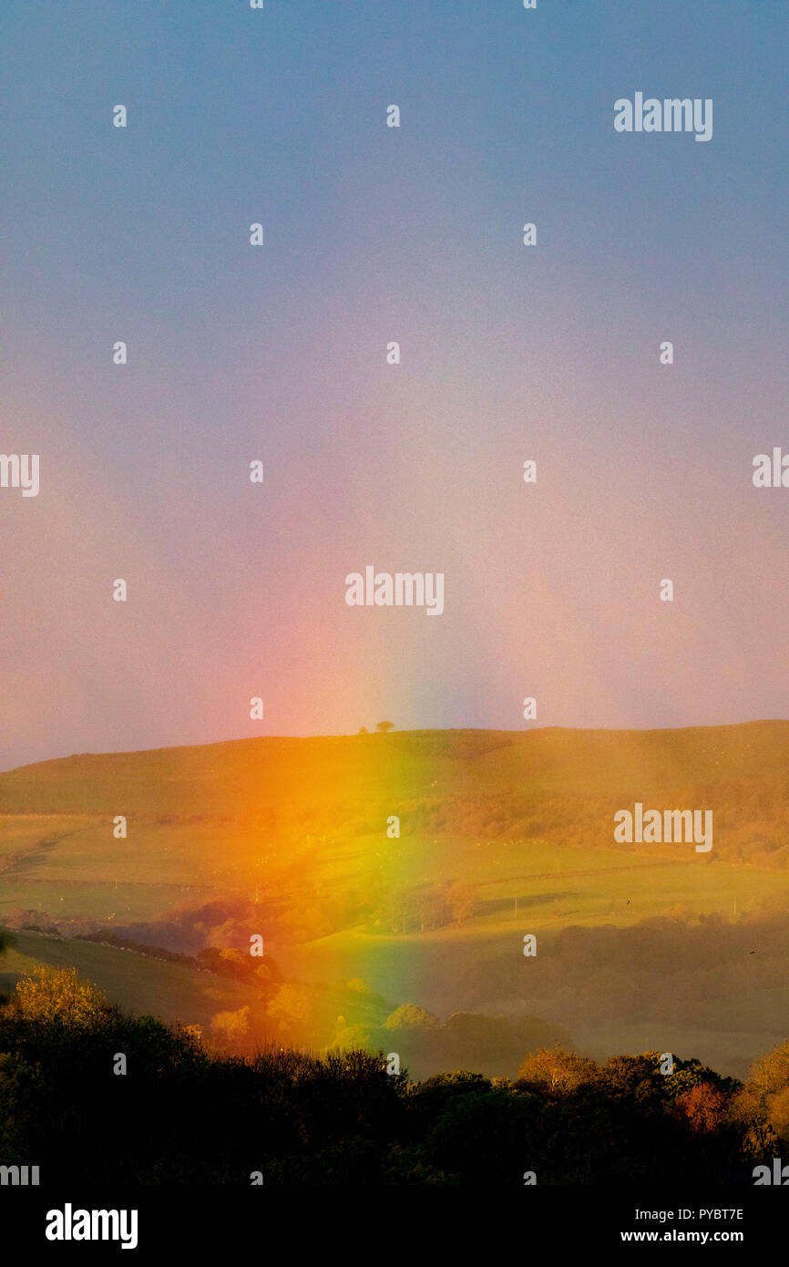 Flintshire, au nord du Pays de Galles, UK Weather : un changement dans les conditions météorologiques de ce week-end avec une explosion de l'Arctique ce qui porte dans la neige, la grêle gratuites pour certains. Un lever de soleil arc-en-ciel sur le paysage rural de Flintshire près du village de Lixwm pendant la grêle gratuites Banque D'Images