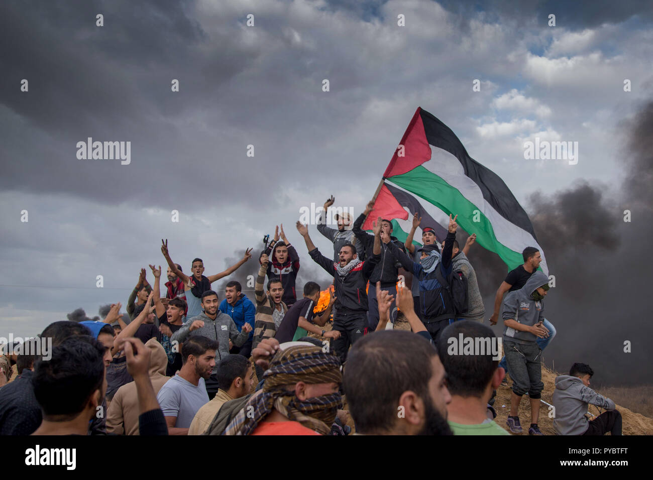 La bande de Gaza, en Palestine. 22 octobre, 2018. Les manifestants palestiniens ont vu la tenue des drapeaux palestiniens pendant la manifestation.Des centaines de Palestiniens protestent contre le blocus israélien lors de la manifestation hebdomadaire de marche du retour. Credit : Yousef Masoud SOPA/Images/ZUMA/Alamy Fil Live News Banque D'Images