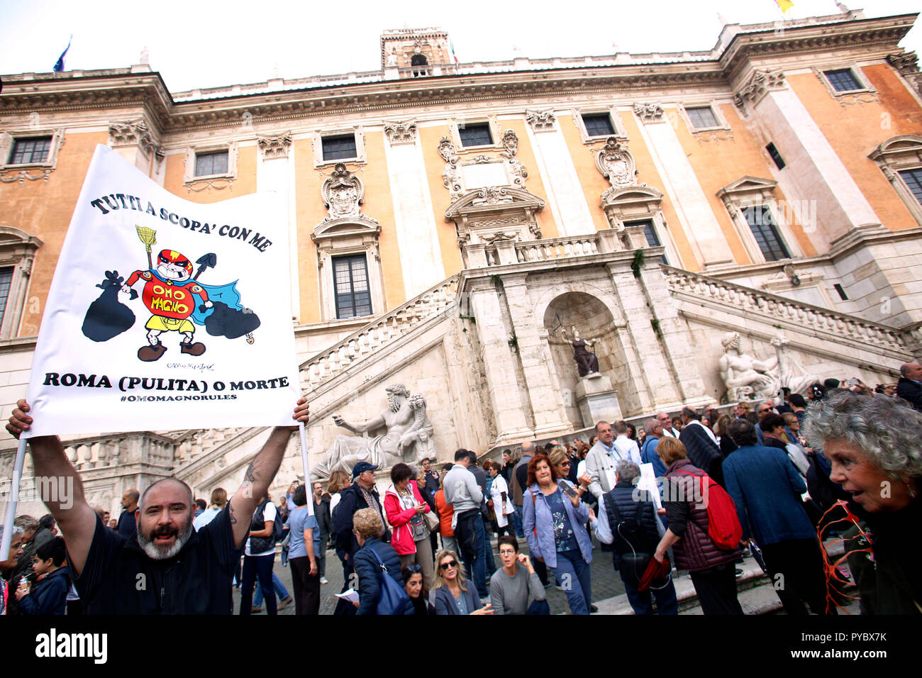 Rome, Italie. 27 Oct, 2018. Une bannière tout le monde avec moi, propre Rome ou la mort le 27 octobre 2018 Rome. Capitole Square. Démonstration de citoyens romains contre le maire et contre la détérioration et les énormes problèmes qui ont été touchant de Rome au cours des derniers mois, comme des ordures, l'insouciance et d'énormes et dangereux des trous dans les rues. Le sit-in a été organisé par 6 femmes qui a créé le mouvement 'Rome dit stop'. Foto Samantha Zucchi Insidefoto insidefoto Crédit : srl/Alamy Live News Banque D'Images