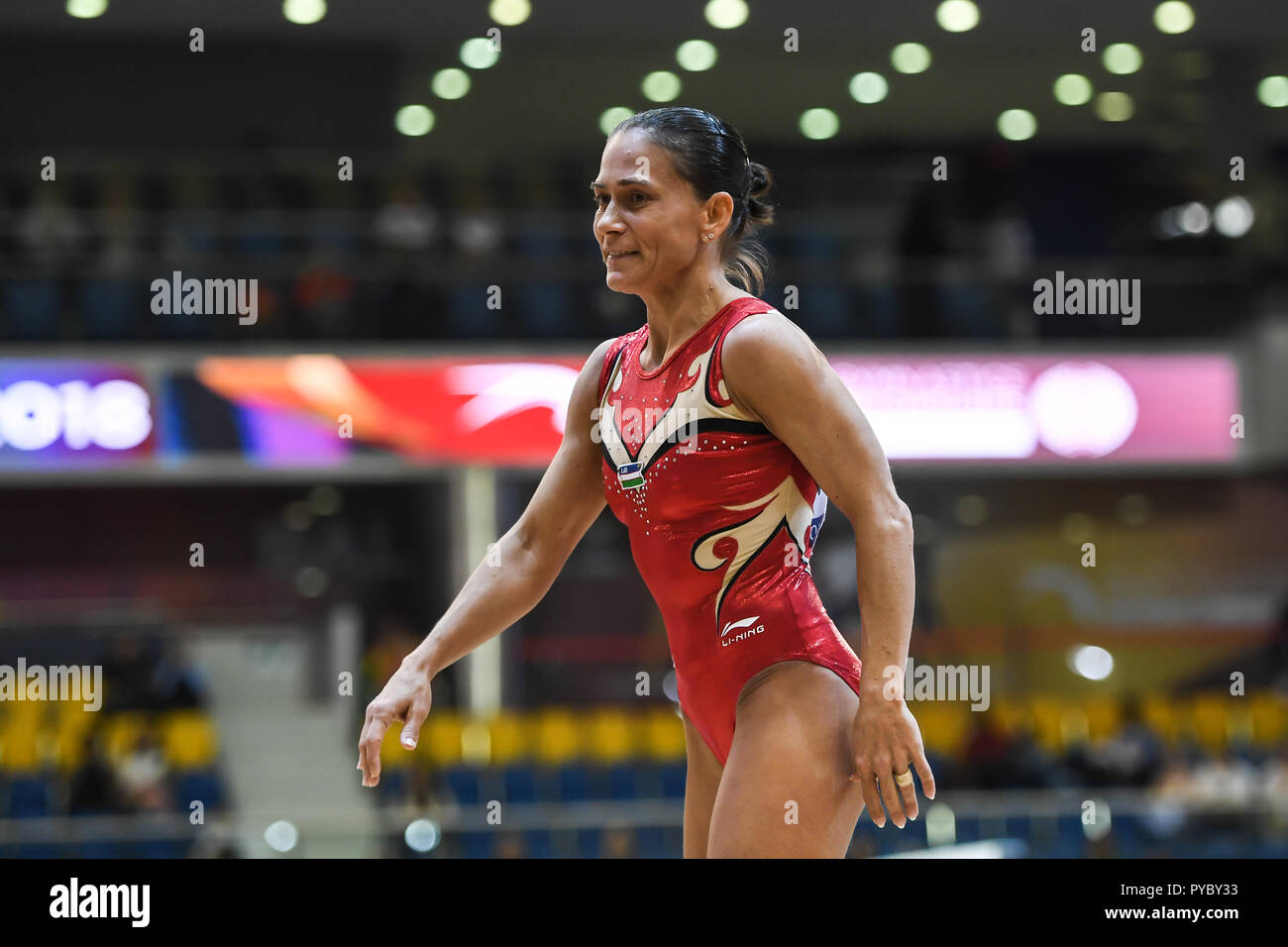 Doha, Qatar. 27 Oct, 2018. OKSANA CHUSOVITINA d'Ouzbékistan sourire après la compétition sur vault au cours de la première journée de compétition préliminaire tenue à l'Aspire Dome de Doha, au Qatar. Credit : Amy Sanderson/ZUMA/Alamy Fil Live News Banque D'Images