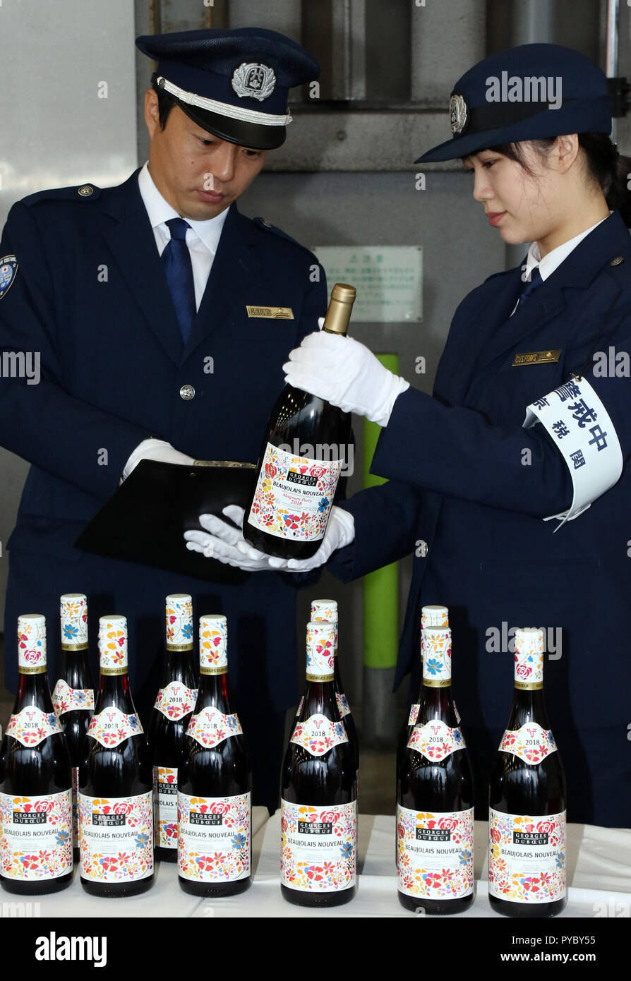 Tokyo, Japon. 27 Oct, 2018. Les agents des douanes japonaises vérifier une bouteille de Beaujolais Nouveau millésime 2018 peu après son arrivée à l'aéroport Haneda de Tokyo le samedi, Octobre 27, 2018. La première cargaison de 3 024 bouteilles arrivé de Paris pour le 15 novembre lors de l'embargo sur le vin sera supprimée. Credit : Yoshio Tsunoda/AFLO/Alamy Live News Banque D'Images