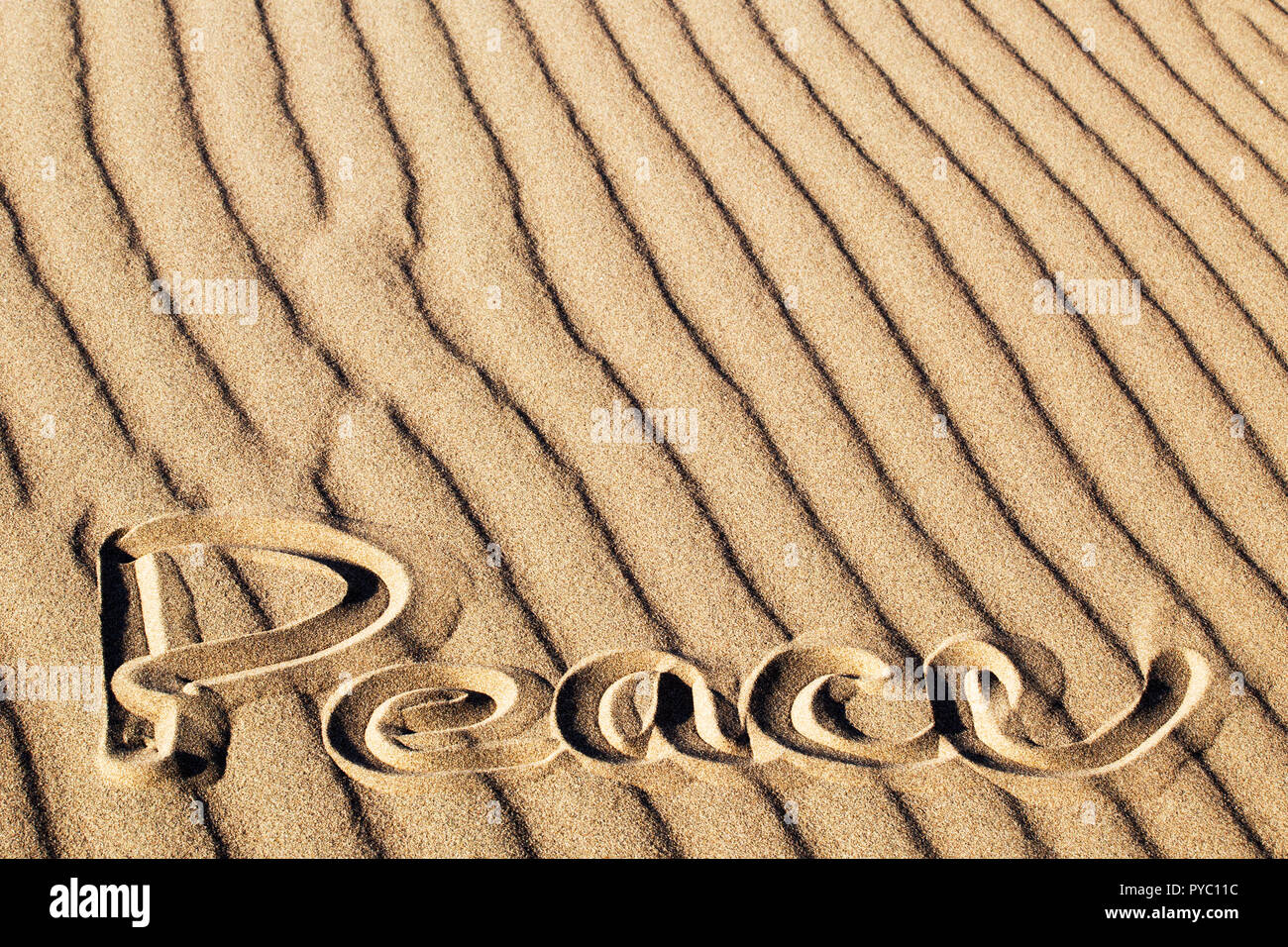 La paix écrit dans le sable ondulée au Great Sand Dunes National Park and Preserve, Colorado Banque D'Images