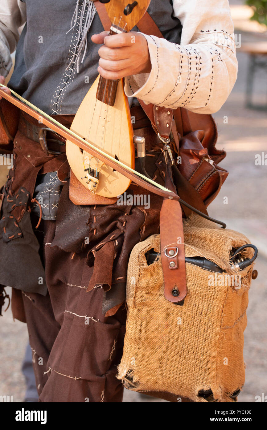 Voir le d tail pr s d un homme jouant un instrument rebec m di val