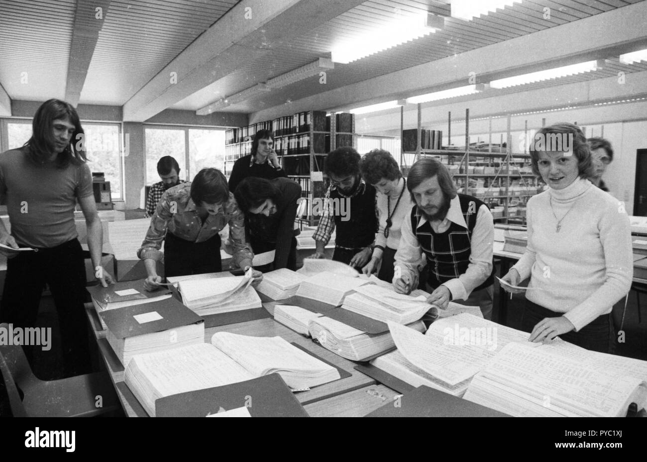 Travailler dans la Zentralstelle zur Vergabe von Studienplaetzen ( ZVS - Bureau Central pour l'attribution des places d'étude) le 20 octobre 1975 à Dortmund. Dans le monde d'utilisation | Banque D'Images