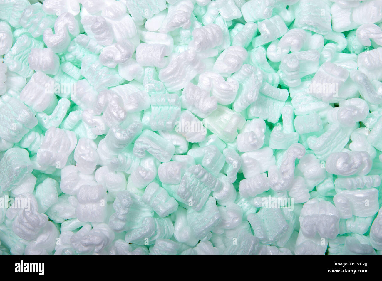 Mise à plat d'emballage en mousse de l'arachide. Mousse, mousse ou pop-corn, cacahuètes d'emballage ou d'emballage, les nouilles sont un emballage en vrac et cushioni Banque D'Images