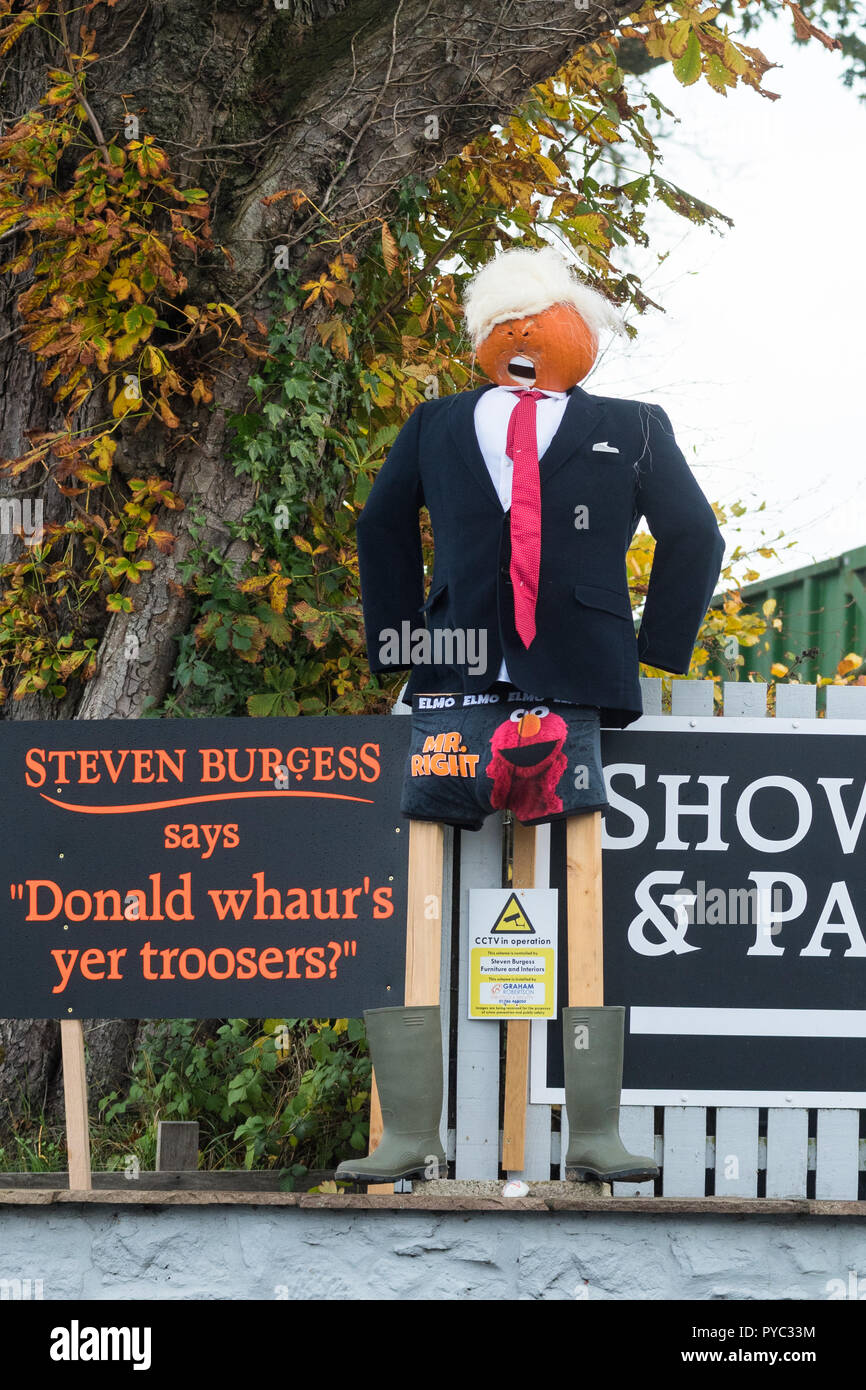 L'atout de Donald 'Donald' troosers whaurs yer spoof humour épouvantail citrouille modèle, Arnprior, Stirlingshire, Scotland, UK Banque D'Images