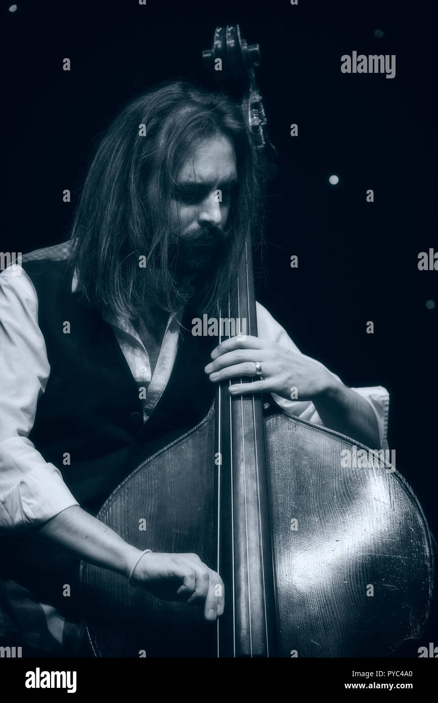 Matt Ridley en solo à la contrebasse avec son Quartet Jazz Festival 2018, Scarborough Banque D'Images