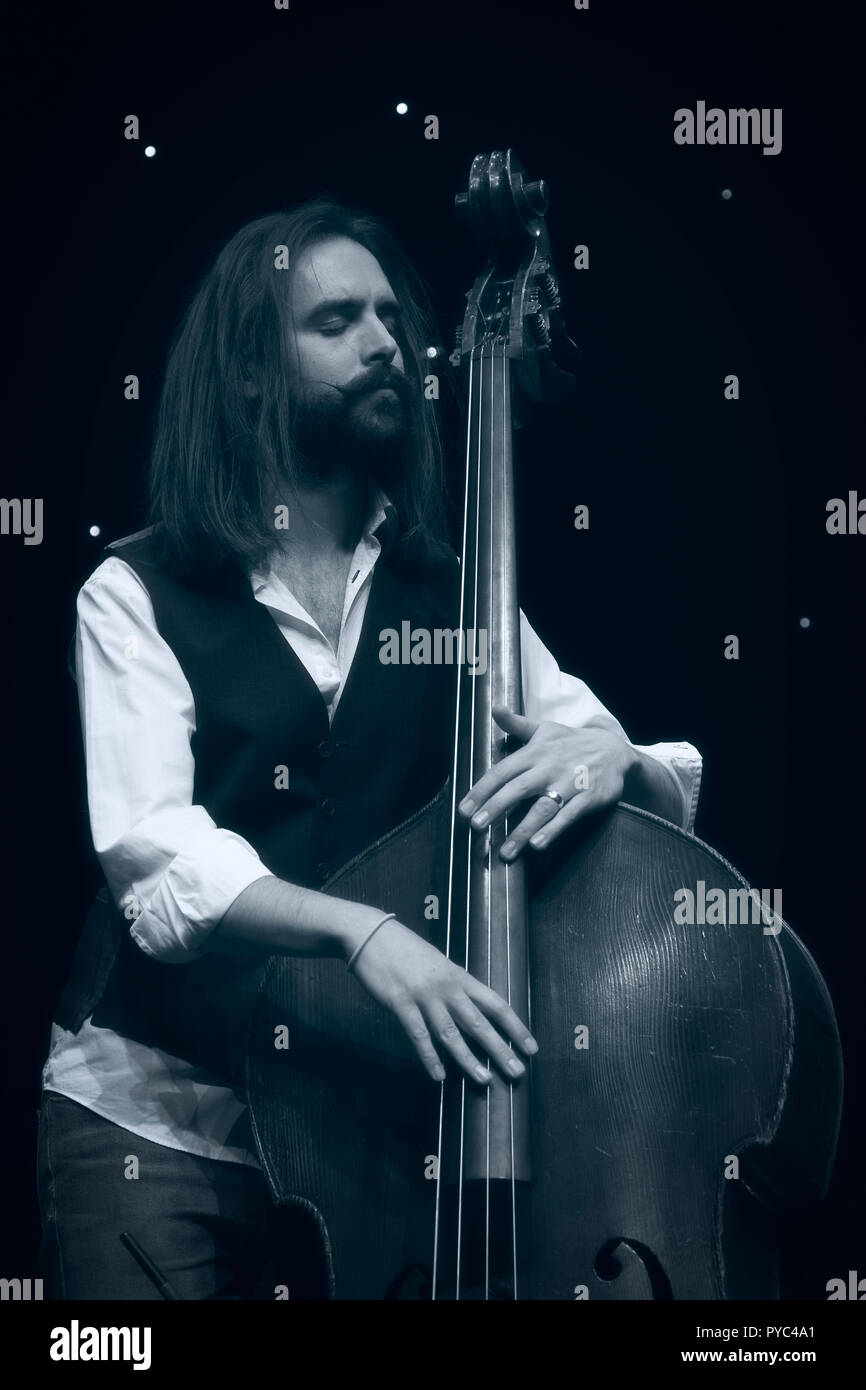 Matt Ridley en solo à la contrebasse avec son Quartet Jazz Festival 2018, Scarborough Banque D'Images