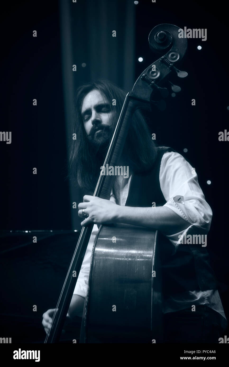 Matt Ridley en solo à la contrebasse avec son Quartet Jazz Festival 2018, Scarborough Banque D'Images