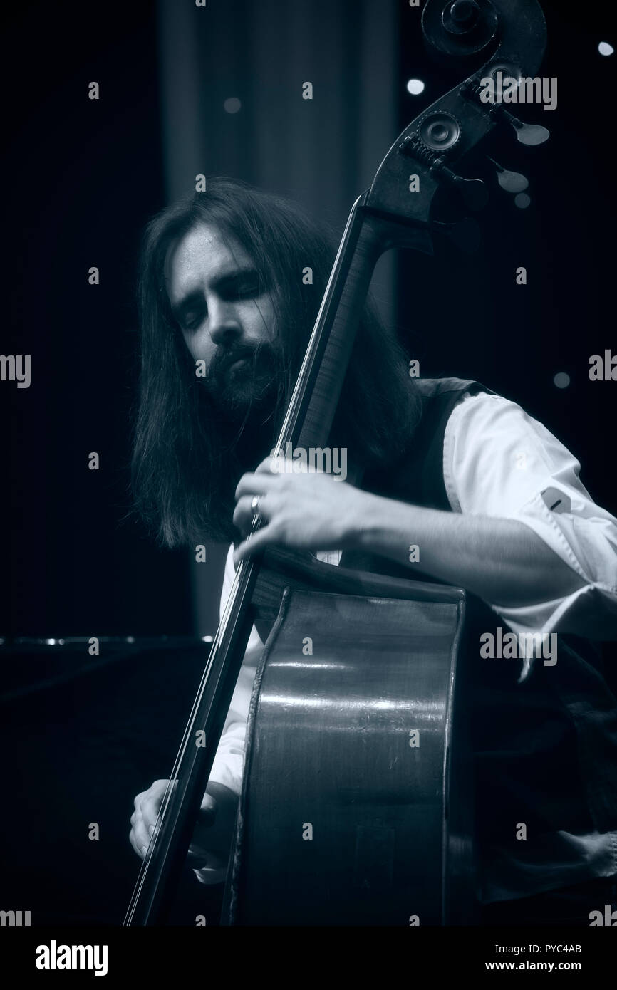 Matt Ridley en solo à la contrebasse avec son Quartet Jazz Festival 2018, Scarborough Banque D'Images