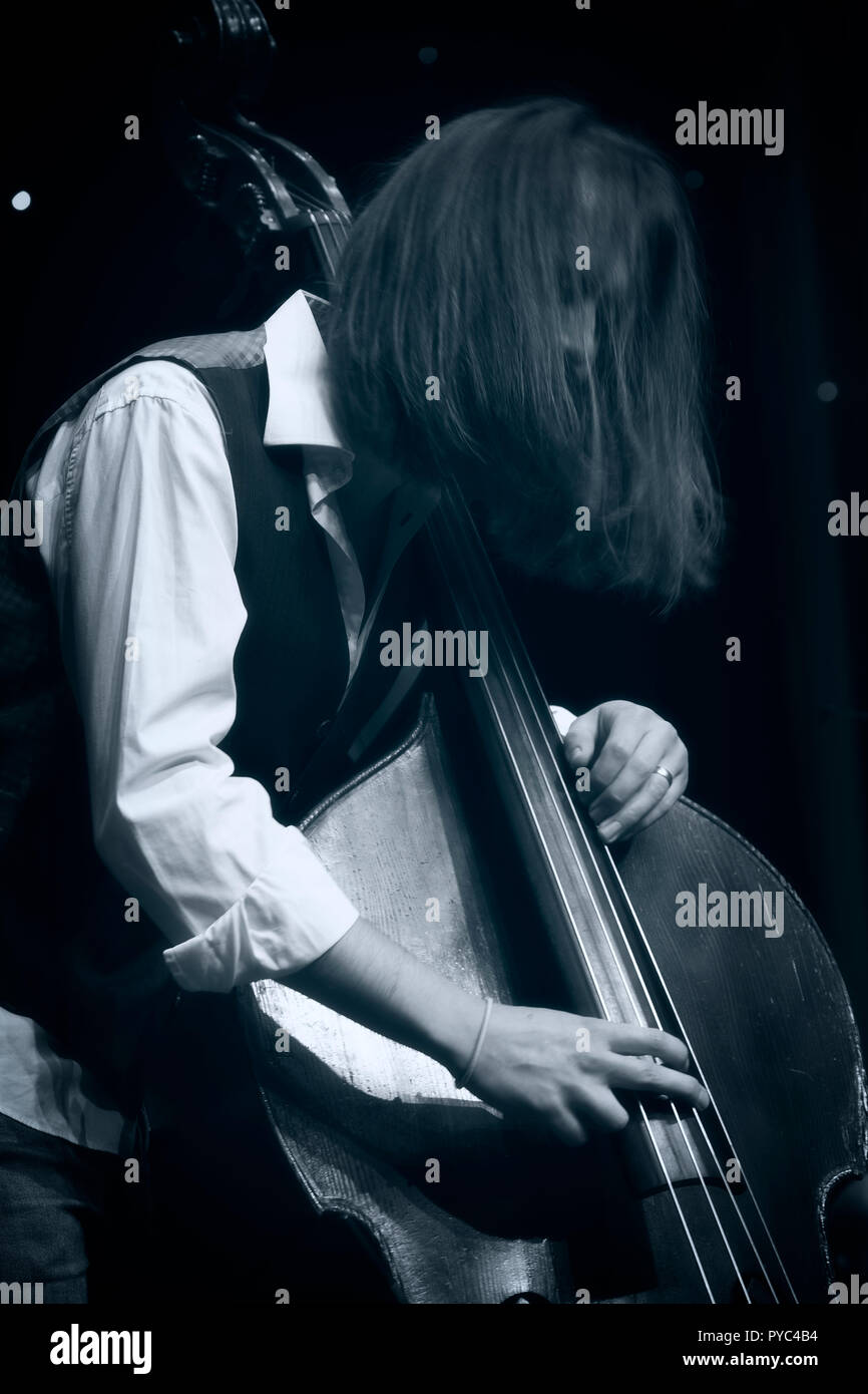 Matt Ridley en solo à la contrebasse avec son Quartet Jazz Festival 2018, Scarborough Banque D'Images