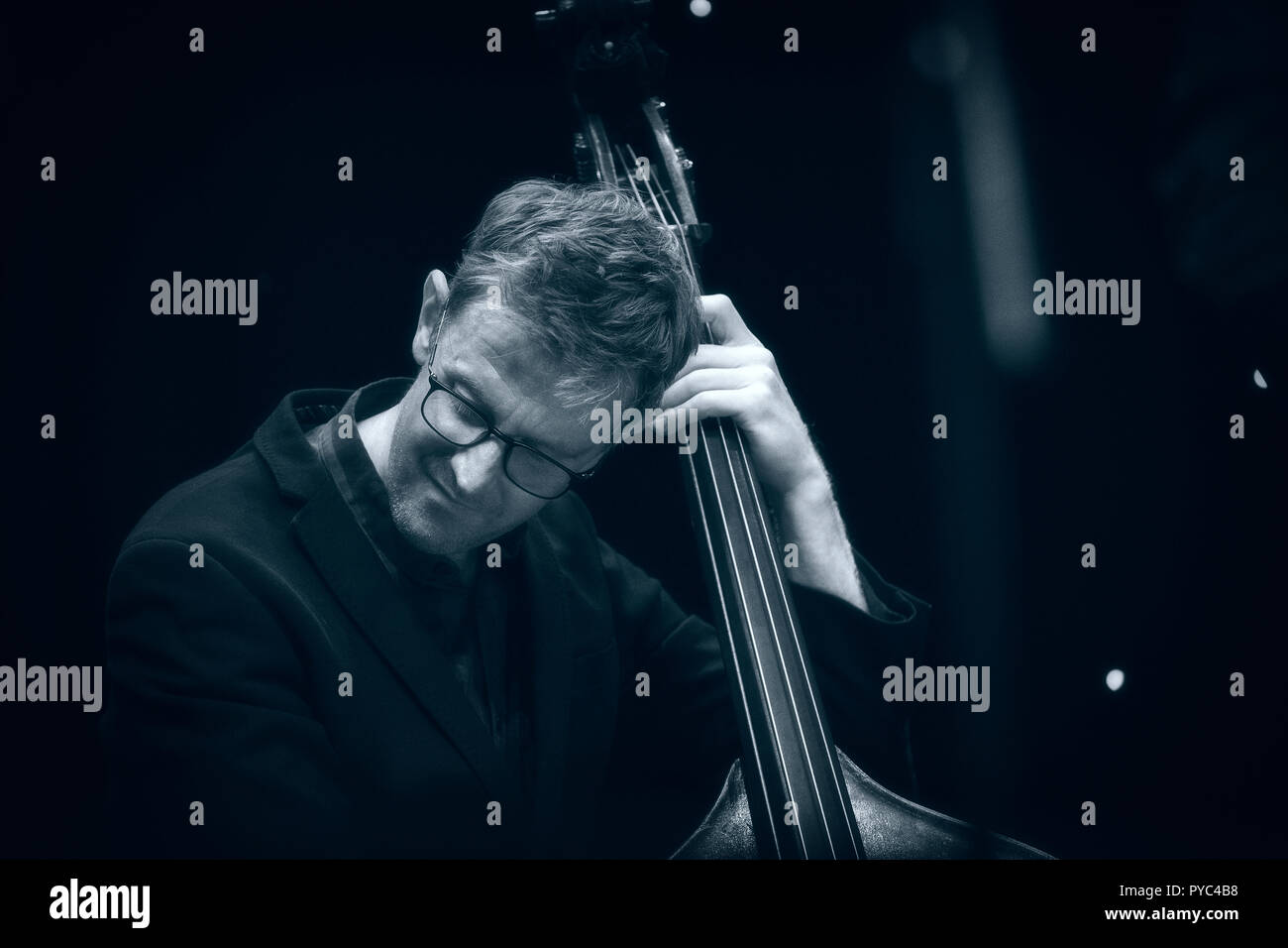 Bassiste de Jazz Adrian Knowles en solo avec 'Atlantic' Crossover Jazz Festival 2018, Scarborough Banque D'Images