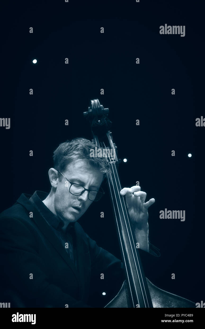 Bassiste de Jazz Adrian Knowles en solo avec 'Atlantic' Crossover Jazz Festival 2018, Scarborough Banque D'Images
