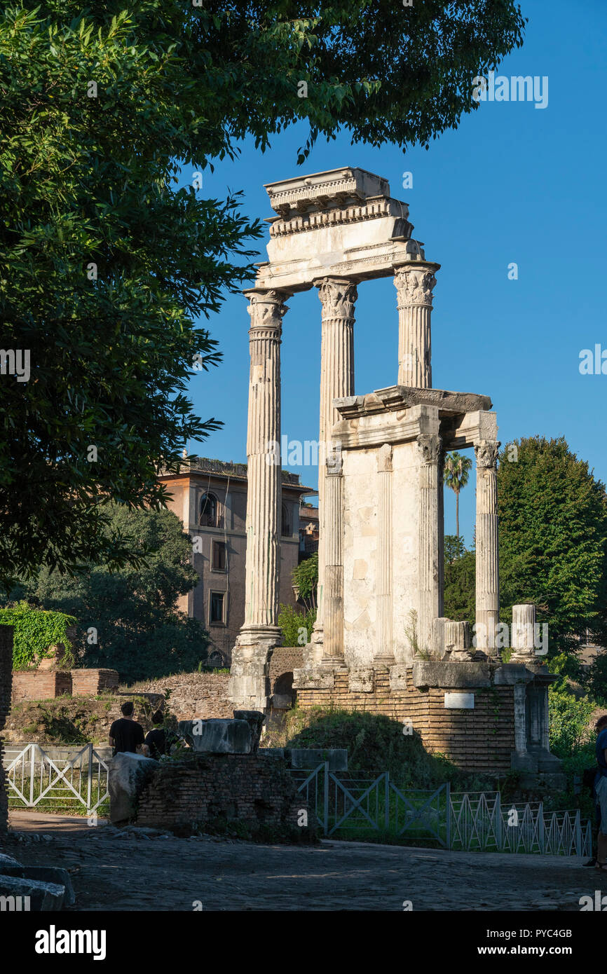 À l'échelle du Forum Romain vers le Temple de Vesta avec le Temple de l'Dioscures derrière, Rome, Italie. Banque D'Images