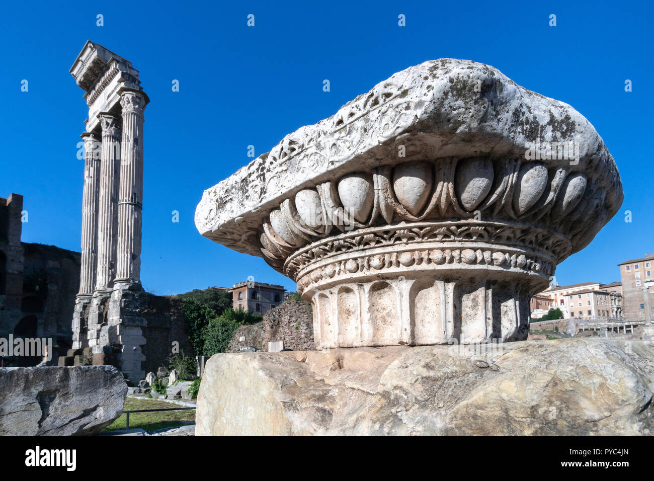 À l'échelle du Forum Romain vers les autres colonnes du temple de l'Dioscures, Rome, Italie. Banque D'Images