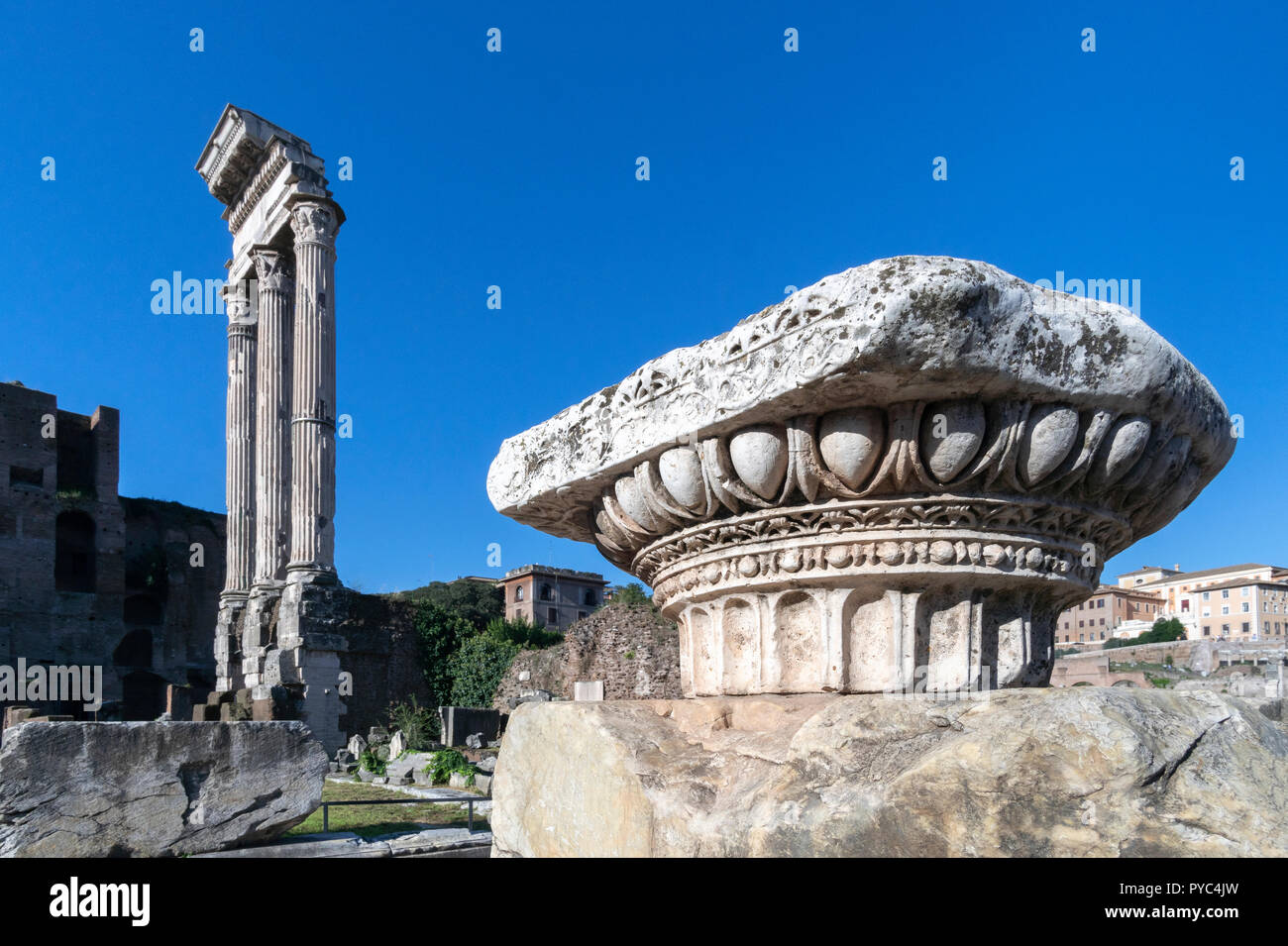 À l'échelle du Forum Romain vers les autres colonnes du temple de l'Dioscures, Rome, Italie. Banque D'Images