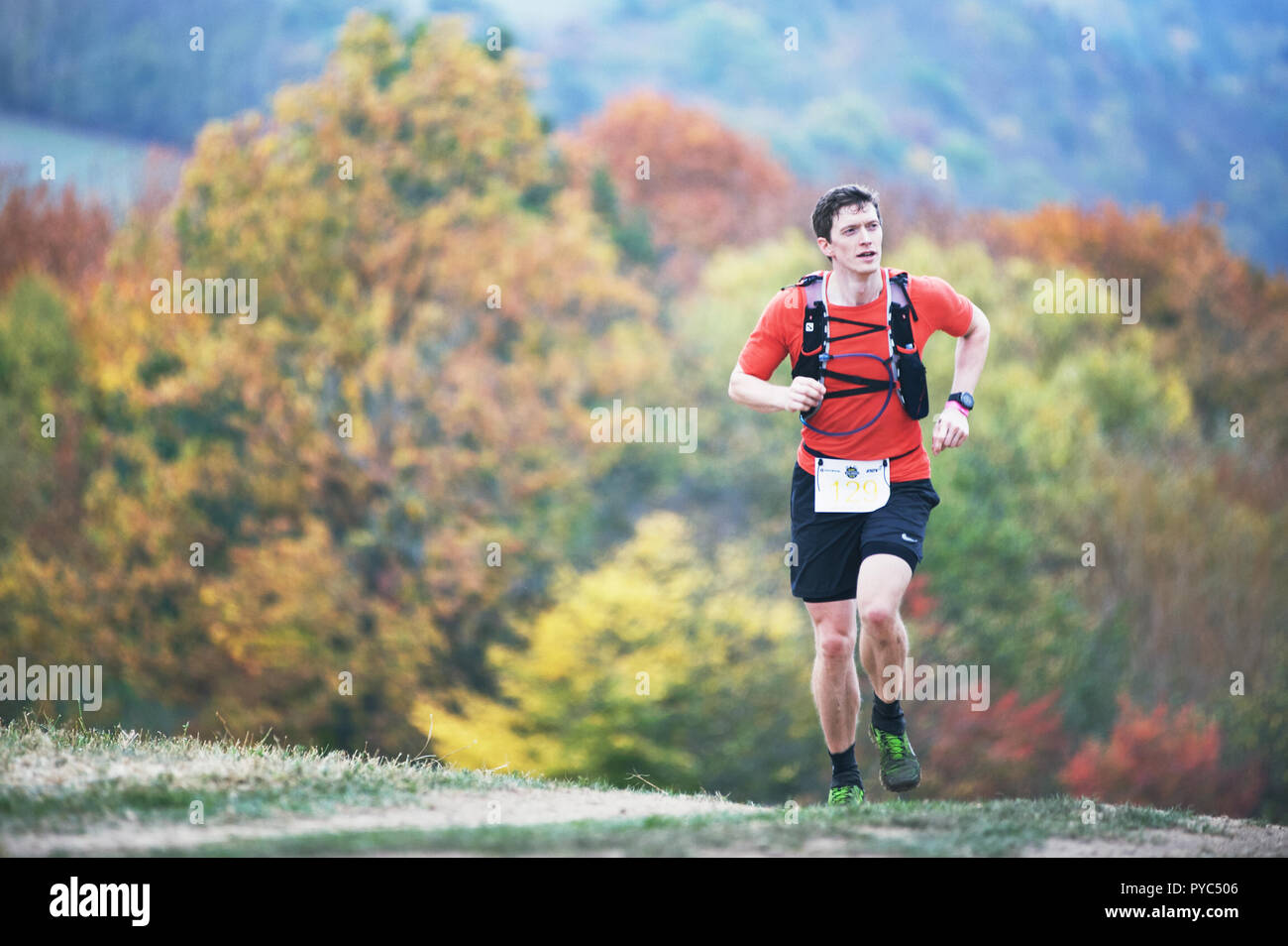 République tchèque, SLAPY, Octobre 2018 : Trail Maniacs Exécuter la concurrence. Jeune homme s'exécuter en nature d'automne. Banque D'Images