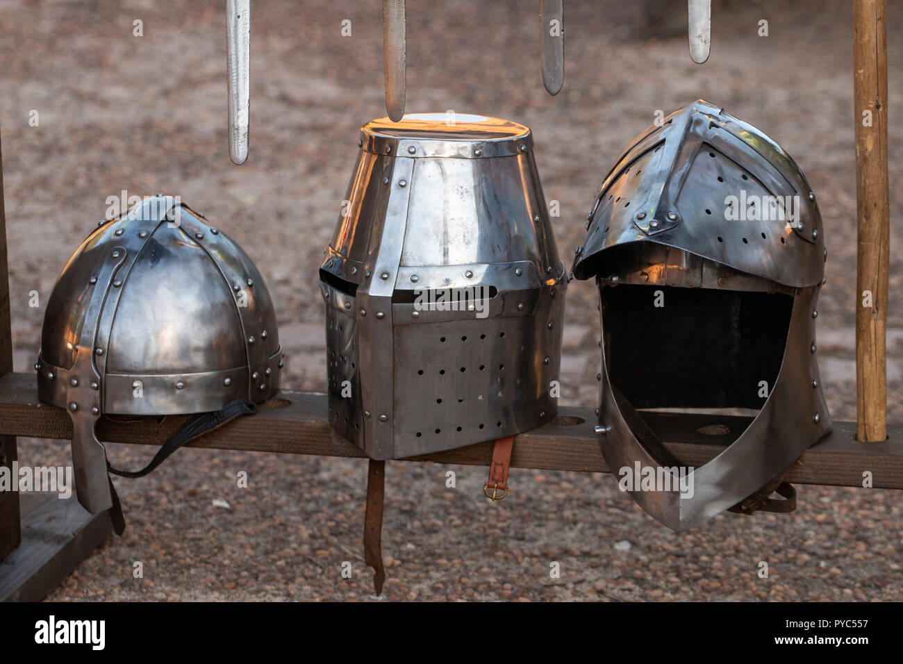 Vue rapprochée de trois casques de combat médiéval. Banque D'Images