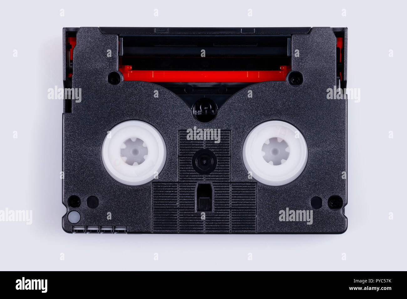 Une cassette MiniDV pour caméras vidéo sur bande magnétique isolé sur blanc. Banque D'Images