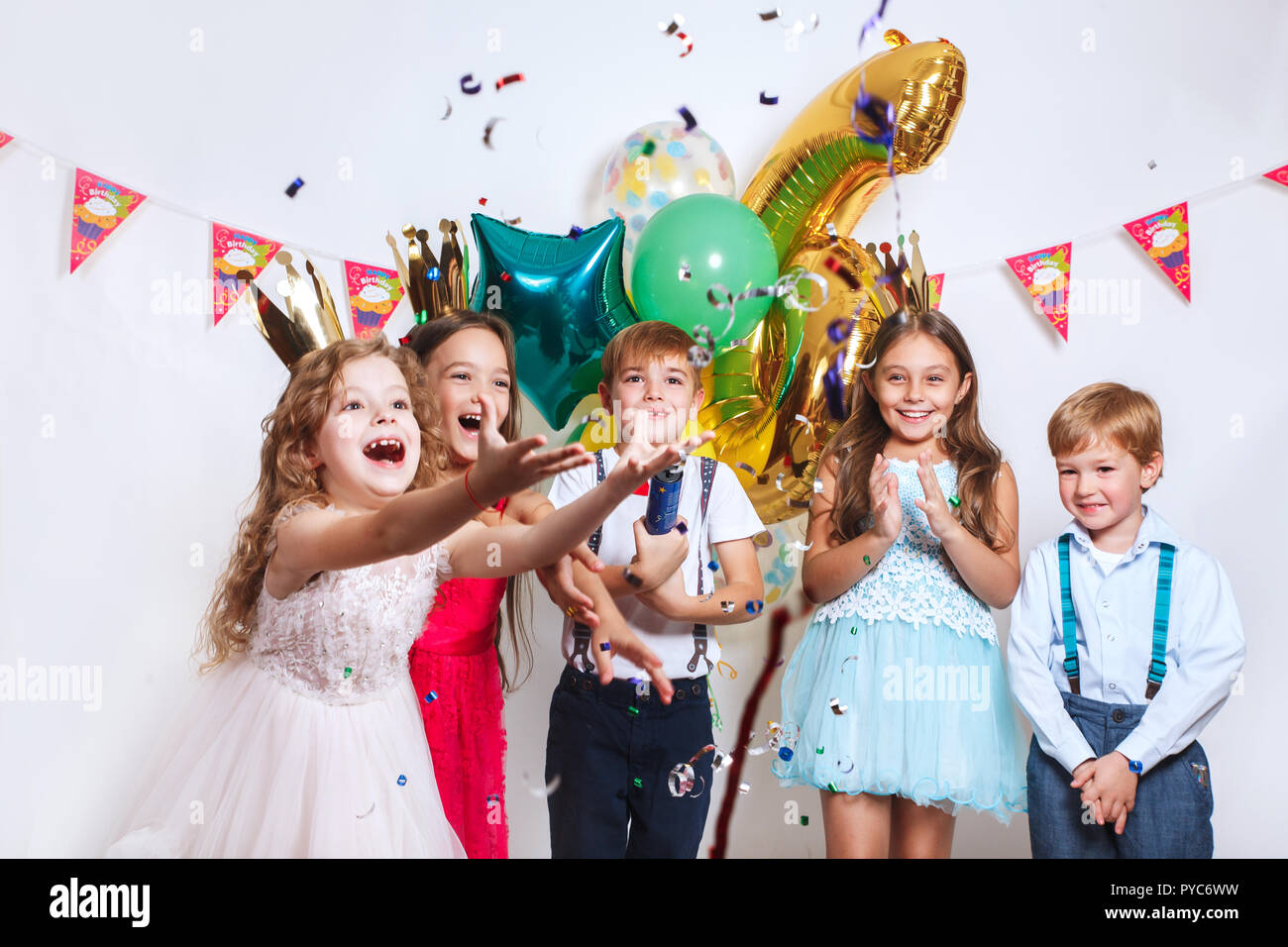 Groupe d'adorable kids having fun at Birthday party Banque D'Images