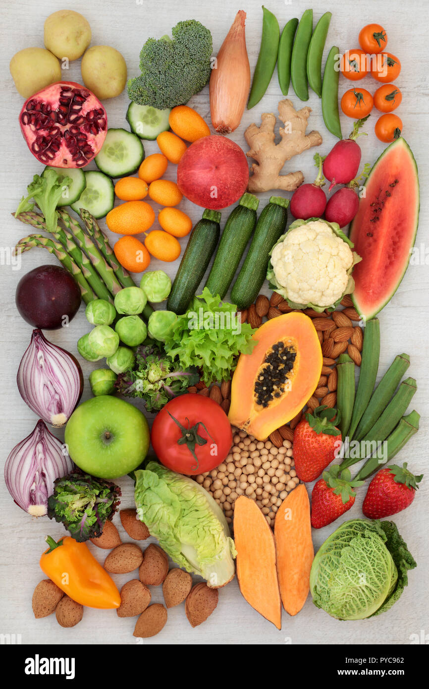 Aliments alcalins sain concept pour ph balance avec des fruits et légumes, les noix, les légumineuses et d'épices riches en oméga 3, les antioxydants, les anthocyanes, fi Banque D'Images