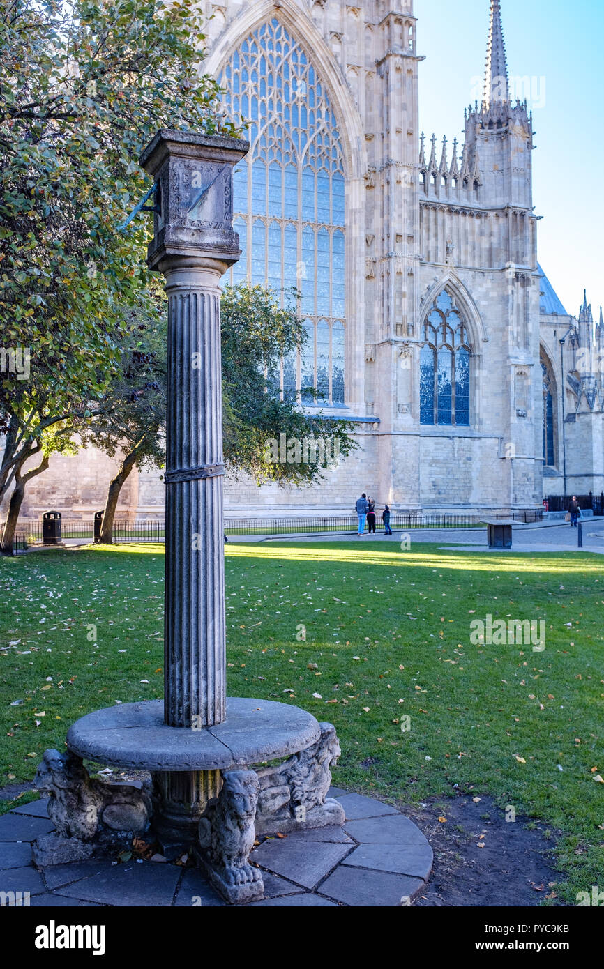 Cadran solaire sur College Green, à l'extérieur de St William's College à New York Minster, la cathédrale de York North Yorkshire Angleterre Banque D'Images