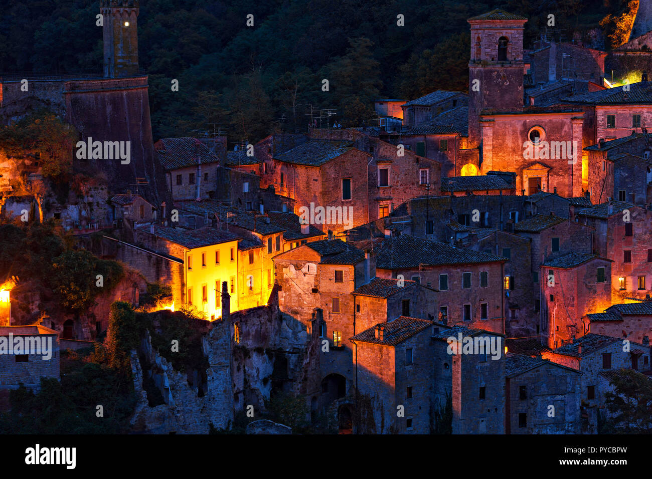 Les maisons historiques de la ville de tuf de nuit, Sorano, Province de Grosseto, Toscane, Italie Banque D'Images