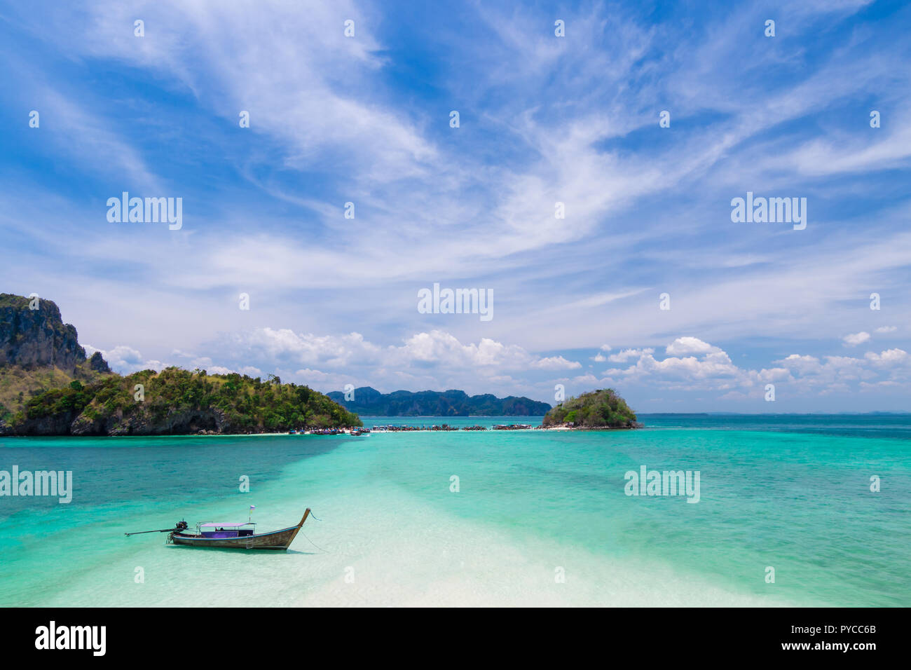 Thai bateau "long tail" sur de belles îles et de tombolo Banque D'Images
