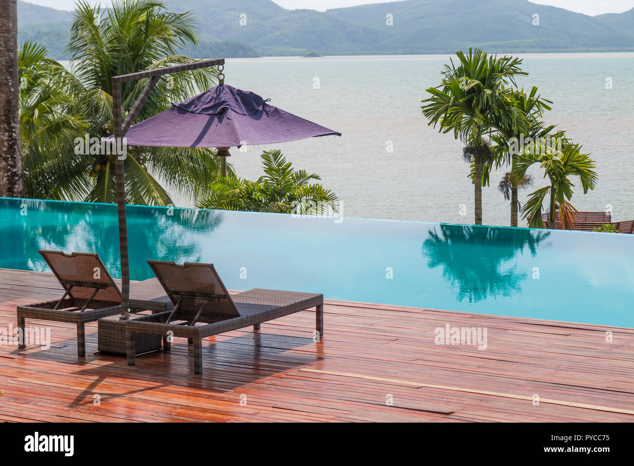 Chaises de plage au bord de la piscine avec vue magnifique sur la mer Banque D'Images