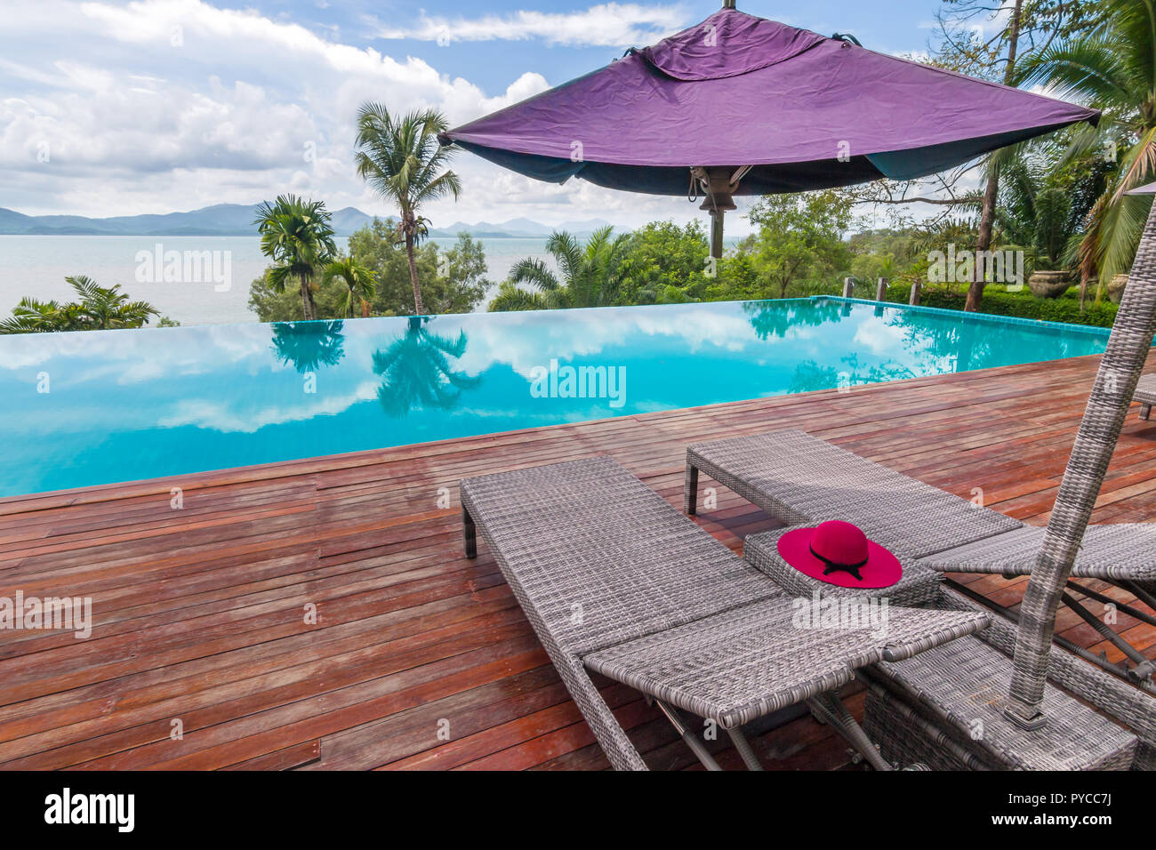 Chaises de plage au bord de la piscine avec vue magnifique sur la mer Banque D'Images
