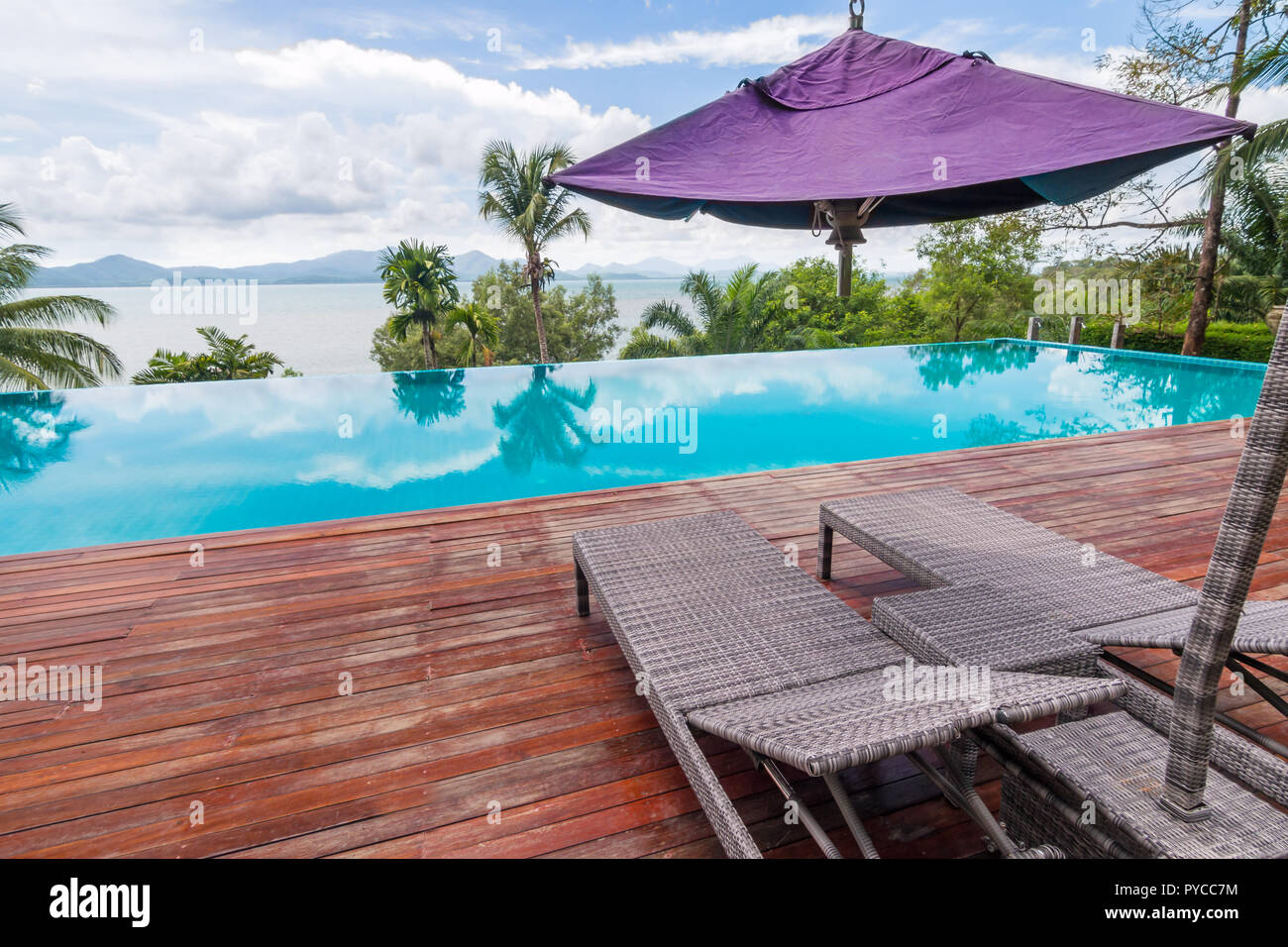 Chaises de plage au bord de la piscine avec vue magnifique sur la mer Banque D'Images