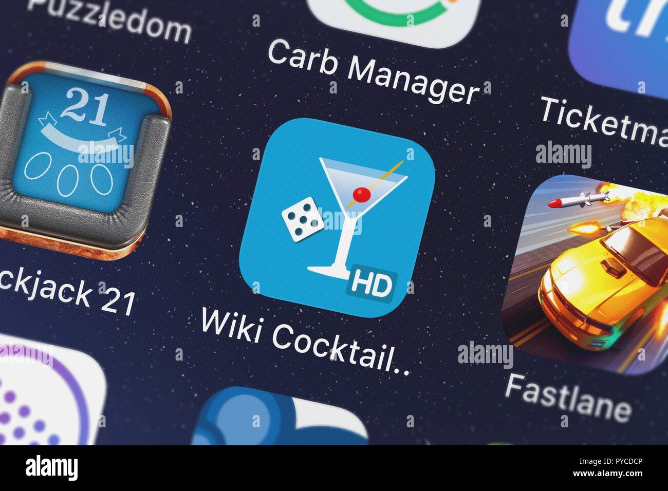 Londres, Royaume-Uni - 26 octobre 2018 : Capture d'écran de l'application mobile HD Machine à cocktails Wiki : verre gratuit Fiche Picker de Friendly App Studio. Banque D'Images