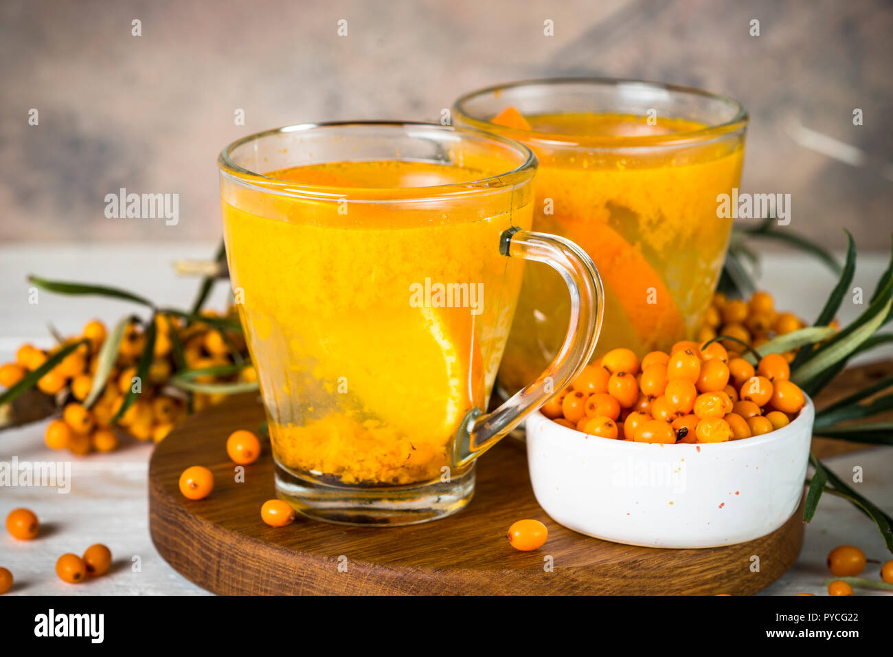 L'argousier thé avec orange dans un verre tasses. Banque D'Images