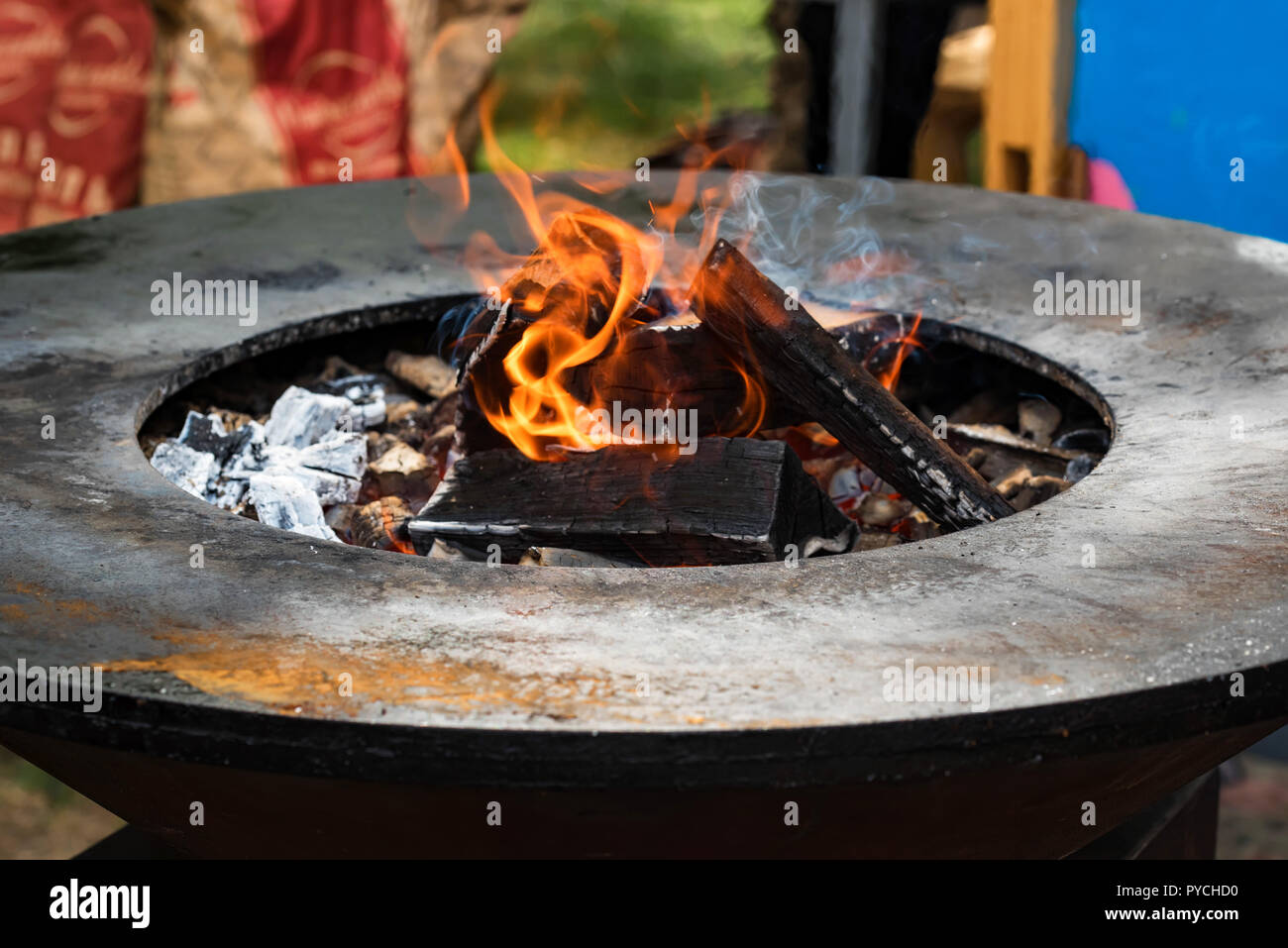 Le Barbecue grill rond avec du charbon et du feu au milieu Photo Stock -  Alamy