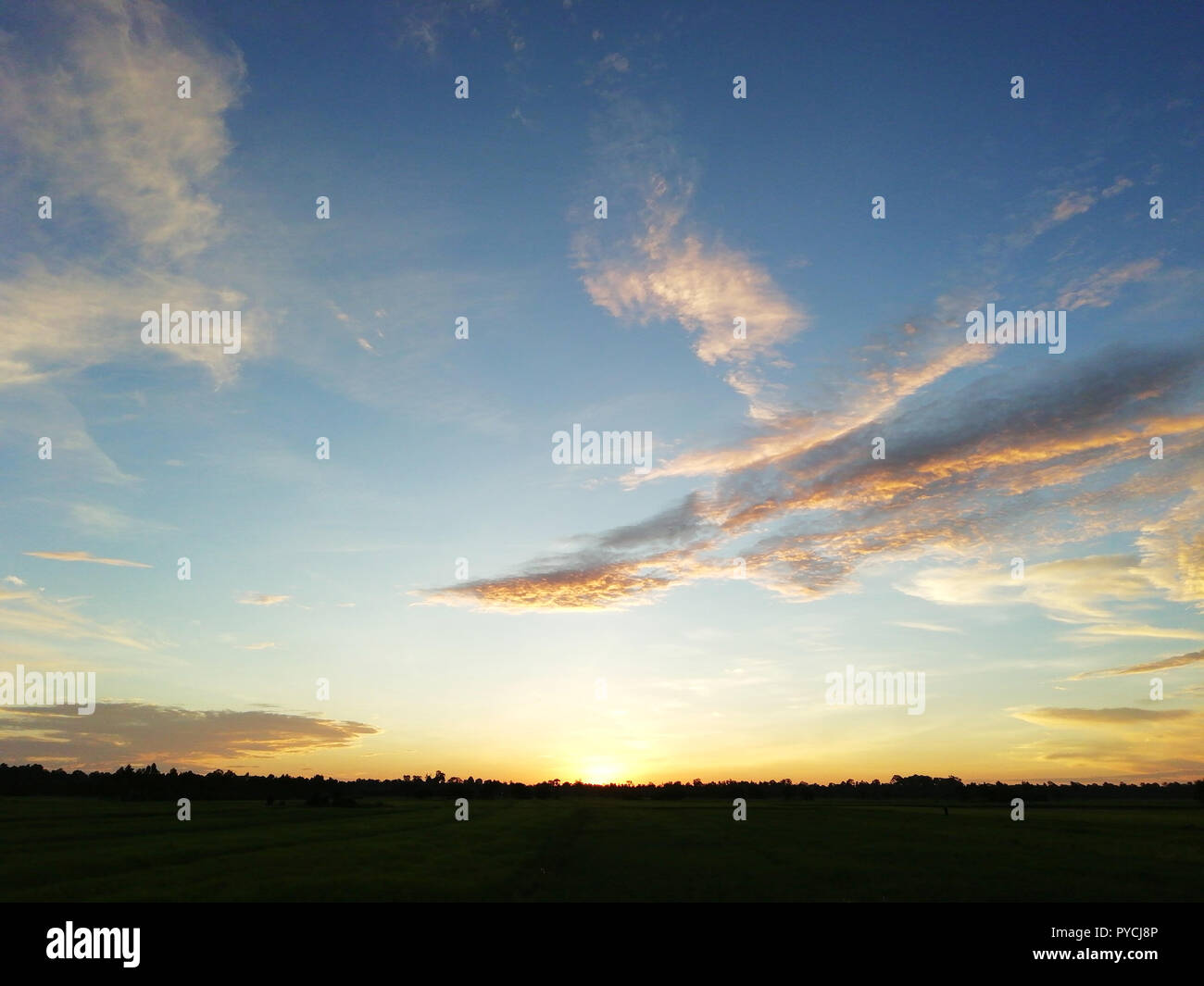 Le ciel le matin quand le soleil est sur le point de se lever crée de belles couleurs qui nous étonnent toujours. Banque D'Images
