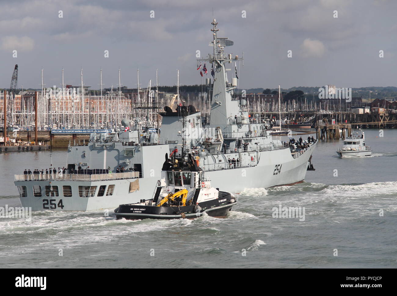 Le Pakistan Naval Ship Aslat passant HMS Dasher lors de son arrivée à Portsmouth, Royaume-Uni, le 18 juillet 2018 Banque D'Images