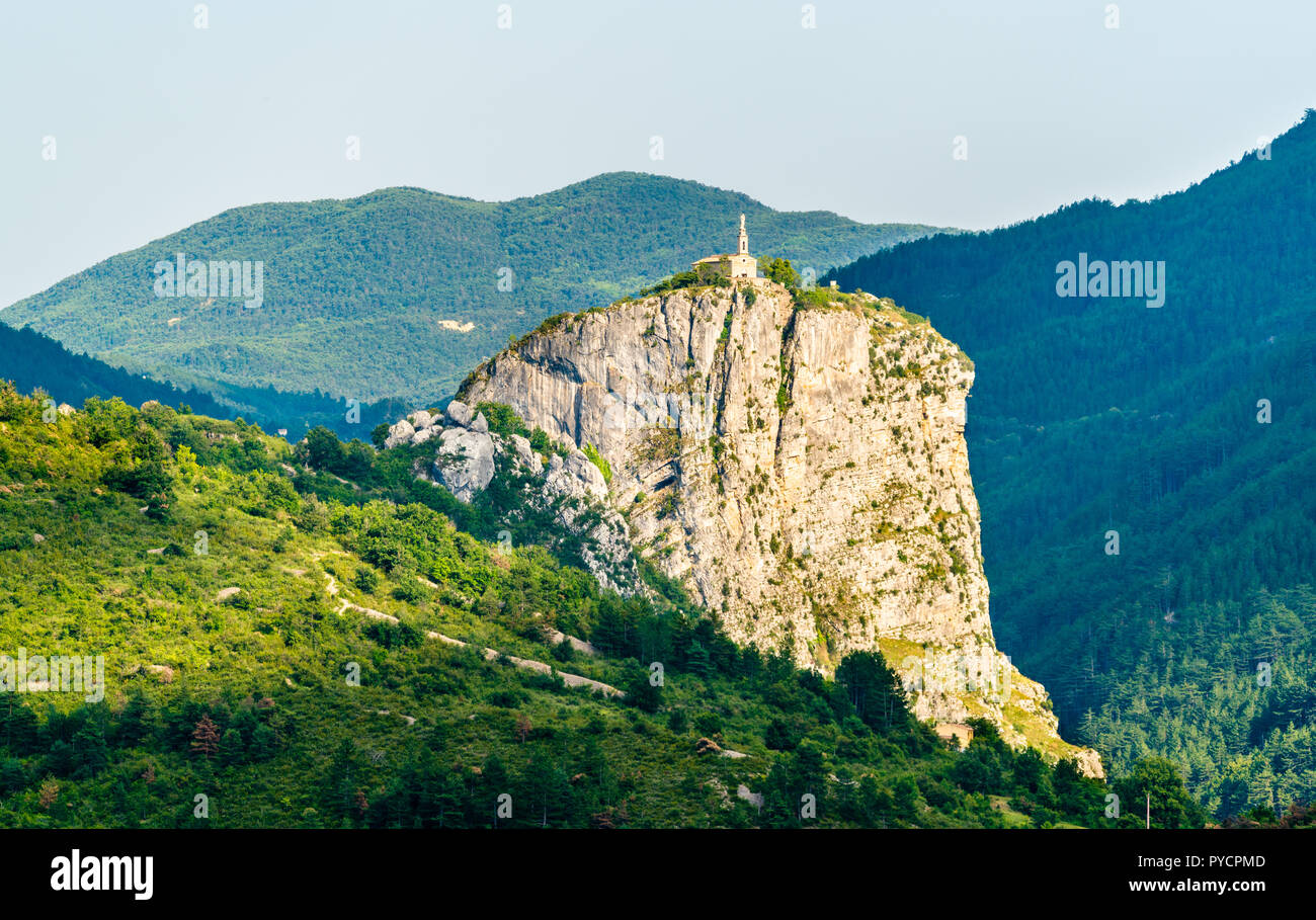 Vue sur le rocher avec la chapelle de Notre Dame sur le dessus. Castellane - Alpes de Haute Provence, France Banque D'Images