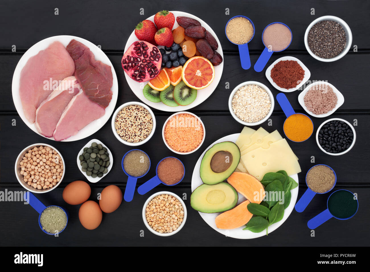 Nourriture santé pour les culturistes en protéines tels que la viande, les produits laitiers, complément alimentaire pour les poudres, comprimés chlorella, grains, céréales, fruits, légumes & Banque D'Images