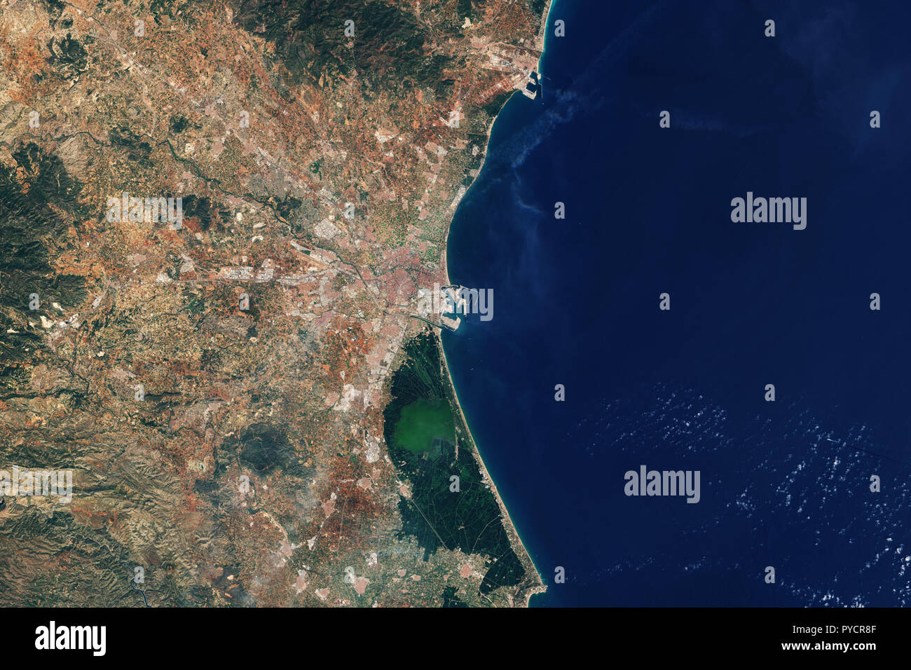 Valence en Espagne et il domine la mer vue de l'espace - contient des données Sentinel Copernicus modifié Banque D'Images