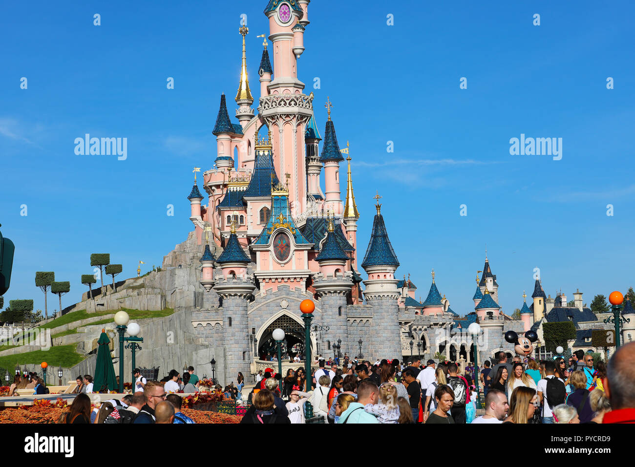Marne-la-Vallée, France - 13 octobre 2018 : Château de La Belle au bois dormant à Disneyland Paris (Euro Disney), foule, Marne-la-Vallée, Île-de-France, Banque D'Images