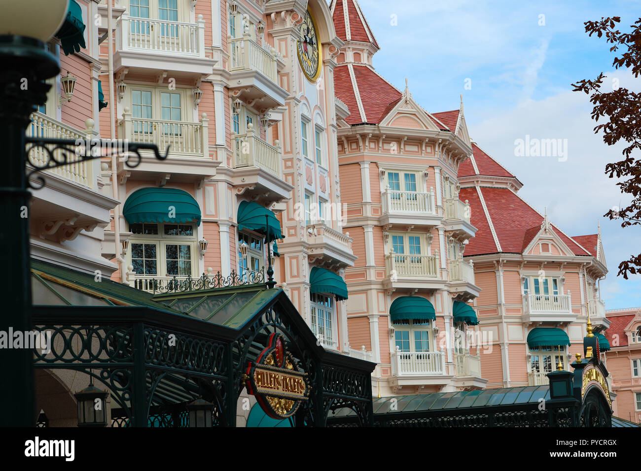 Marne-la-Vallée, France - 14 octobre 2018 : Le Disneyland Hotel et l'entrée à Disneyland Paris, Close Up Architecture, parc à thème (Euro Disney), Ma Banque D'Images