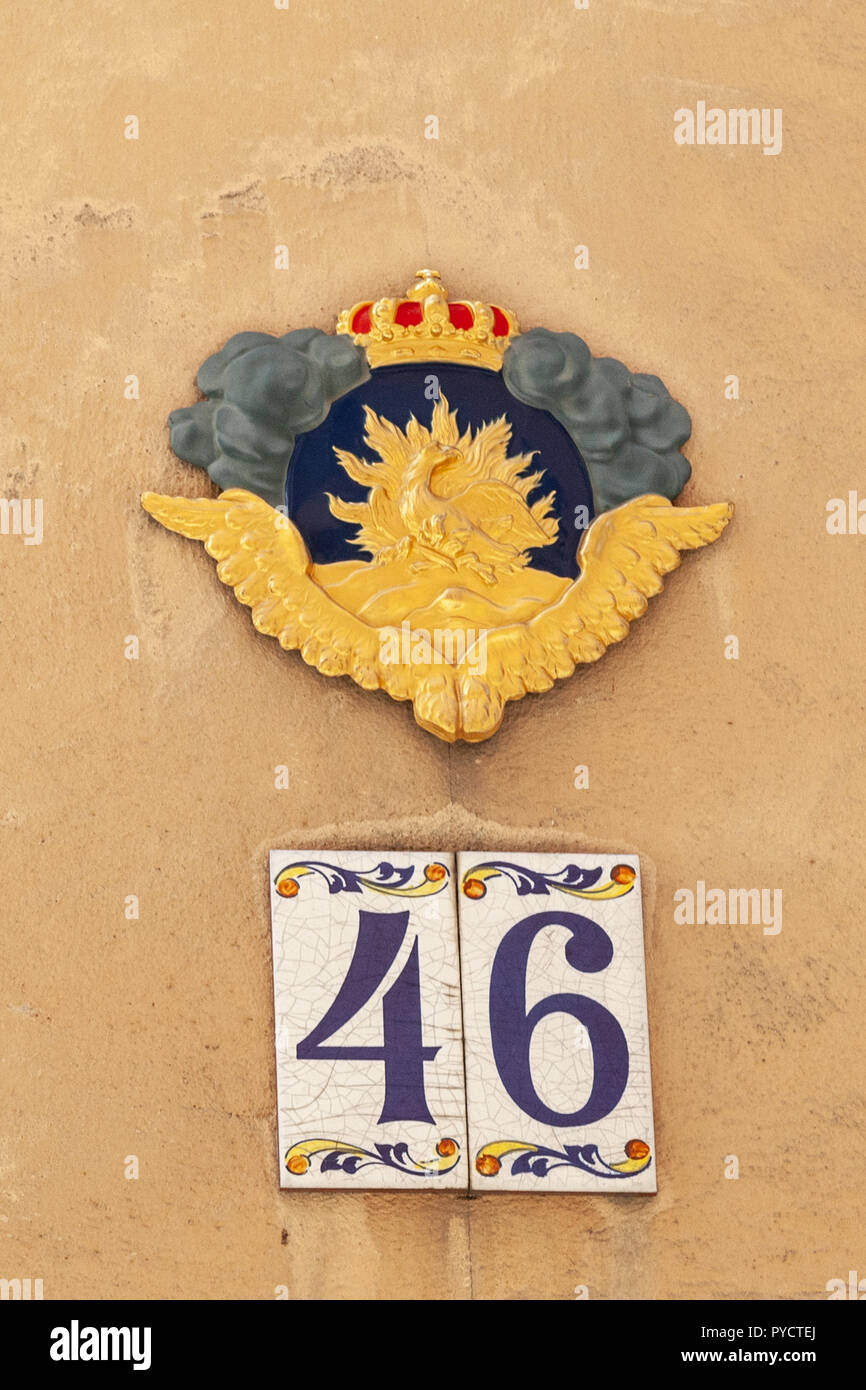 Chambre numéro quarante-six 46 peint sur les carreaux de céramique blanche en bleu, or et jaune de la Suède Banque D'Images
