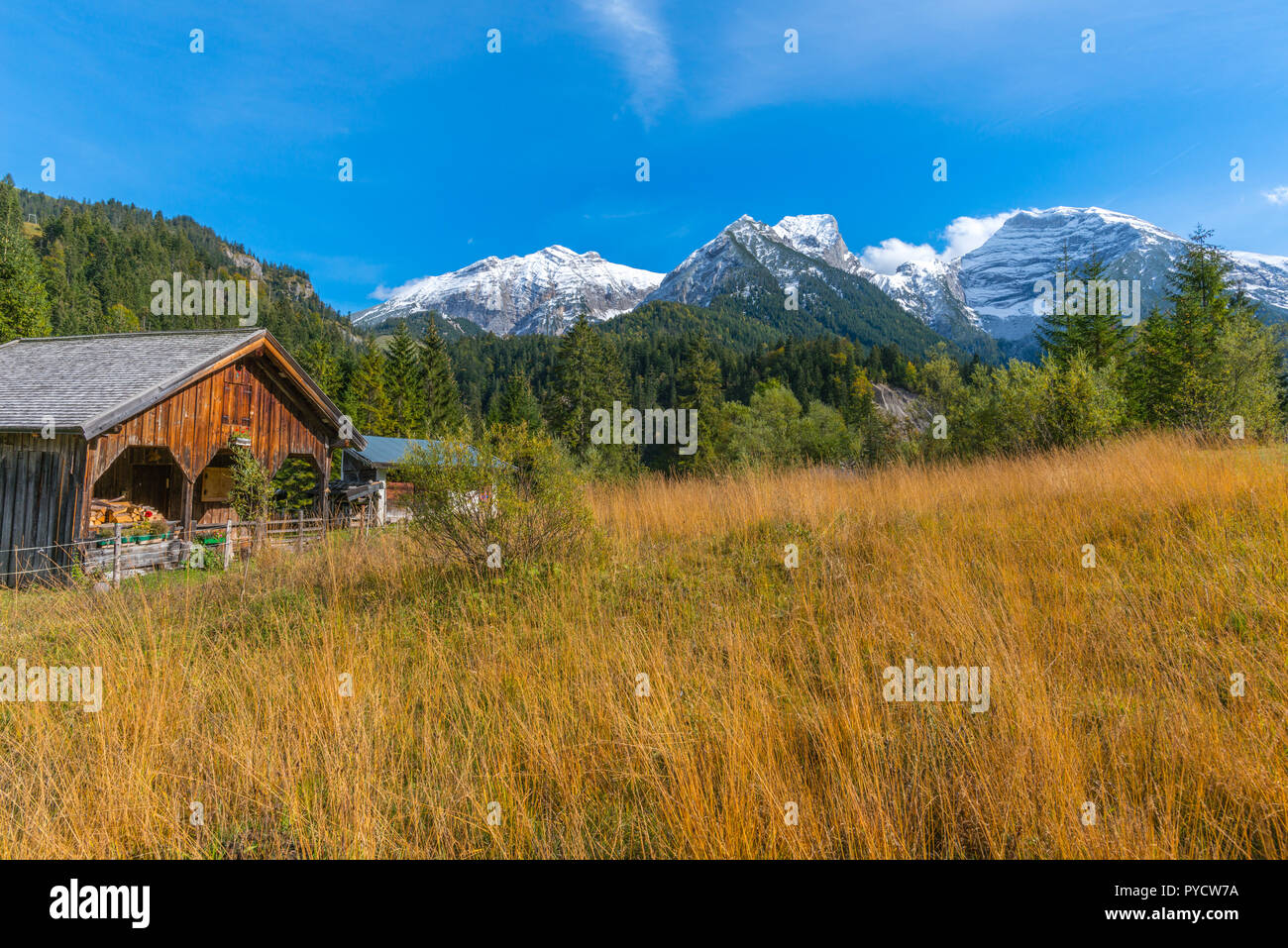 Alpine ferme dans la vallée du Rissbach, montagnes couvertes de neige en automne, le PMVD, Tyrol, Autriche Banque D'Images