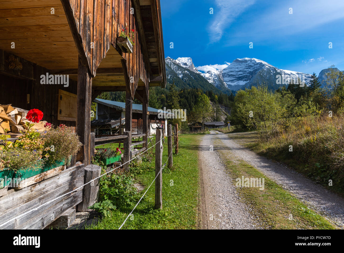 Alpine ferme dans la vallée du Rissbach, montagnes couvertes de neige en automne, le PMVD, Tyrol, Autriche Banque D'Images