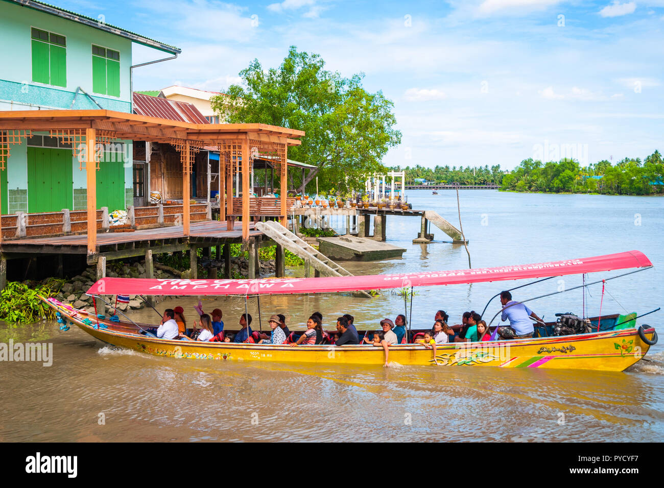 Amphawa, Thaïlande - Sep 13, 2015 : Bateau de tourisme transportent les visiteurs à marché flottant d'Amphawa, stationné au canal de l'eau Banque D'Images