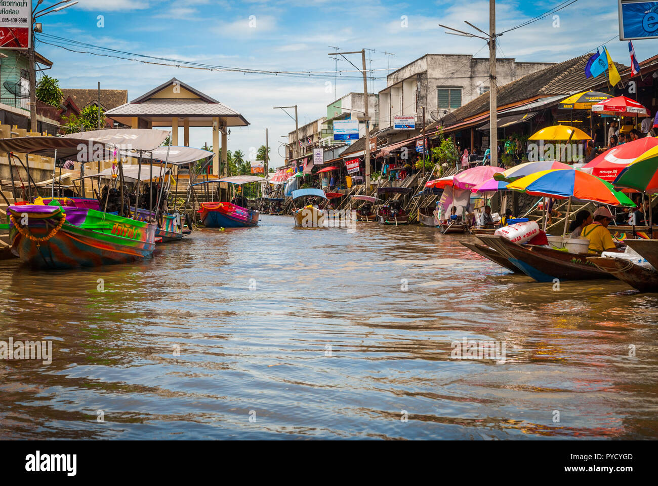 De nombreux bateaux dans le canal de l'eau marché flottant sur la vente des produits ou le transport de personnes. Banque D'Images