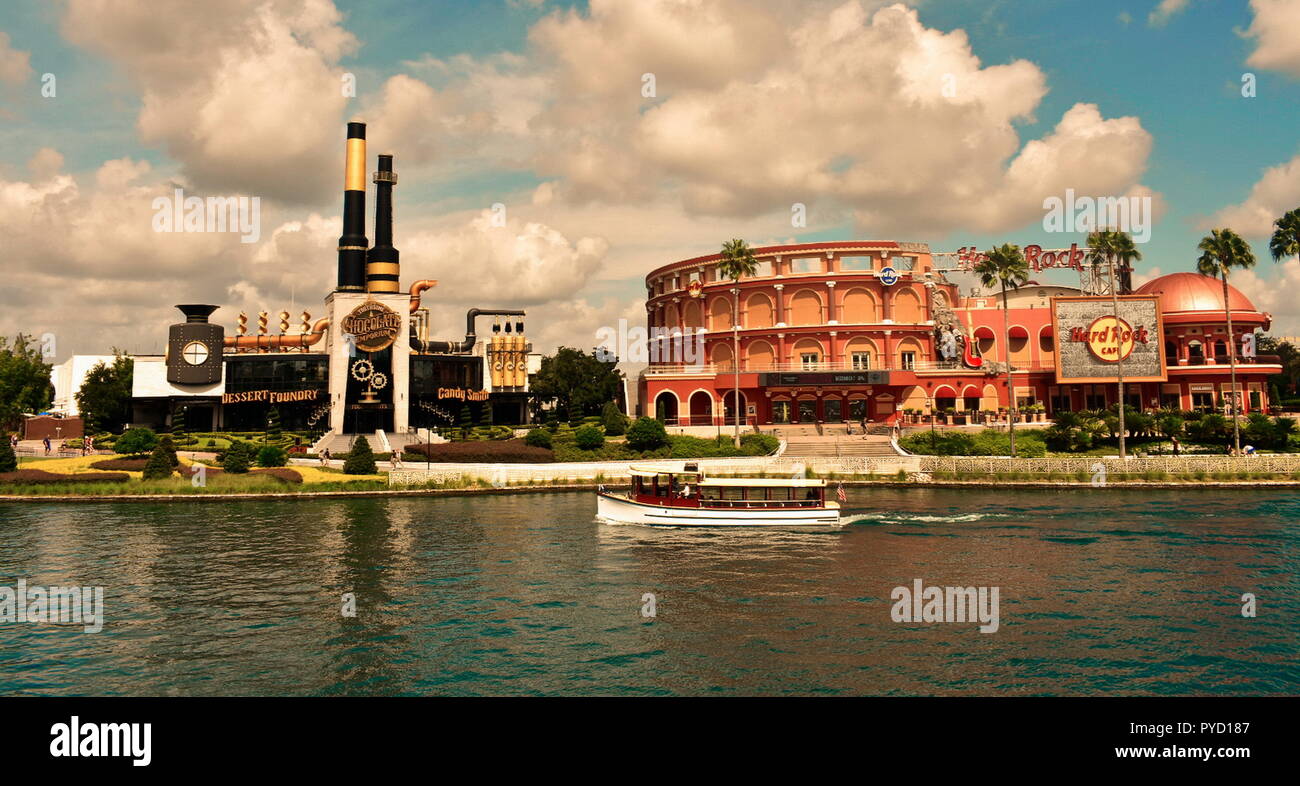 Orlando, Floride. 11 août 2018 : Chocolat Emporium et Hard Rock Cafe à Universal Orlando Resort en Floride avec le lac au premier plan. Banque D'Images